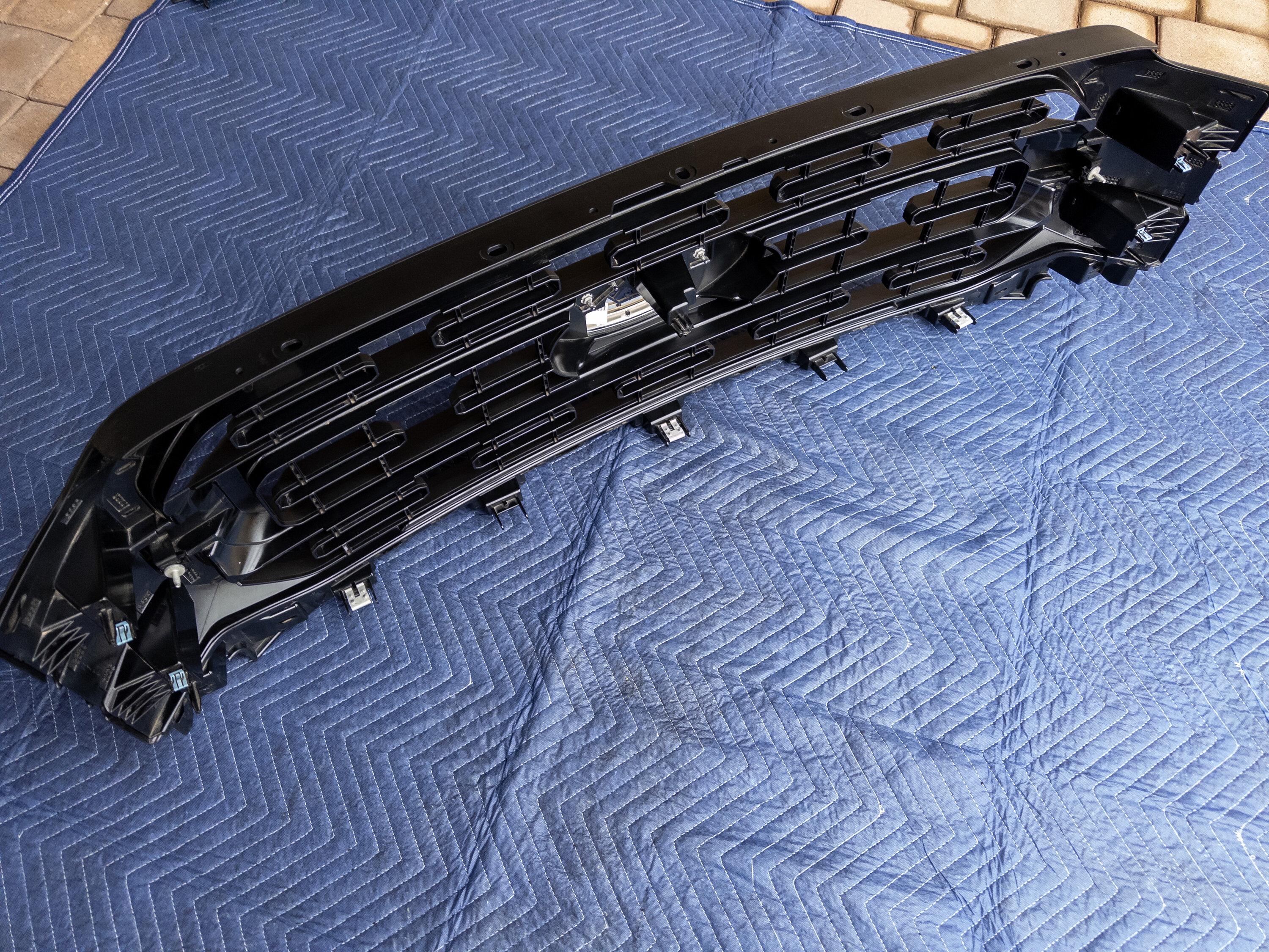 Ford F-150 XL Grille 08.JPG