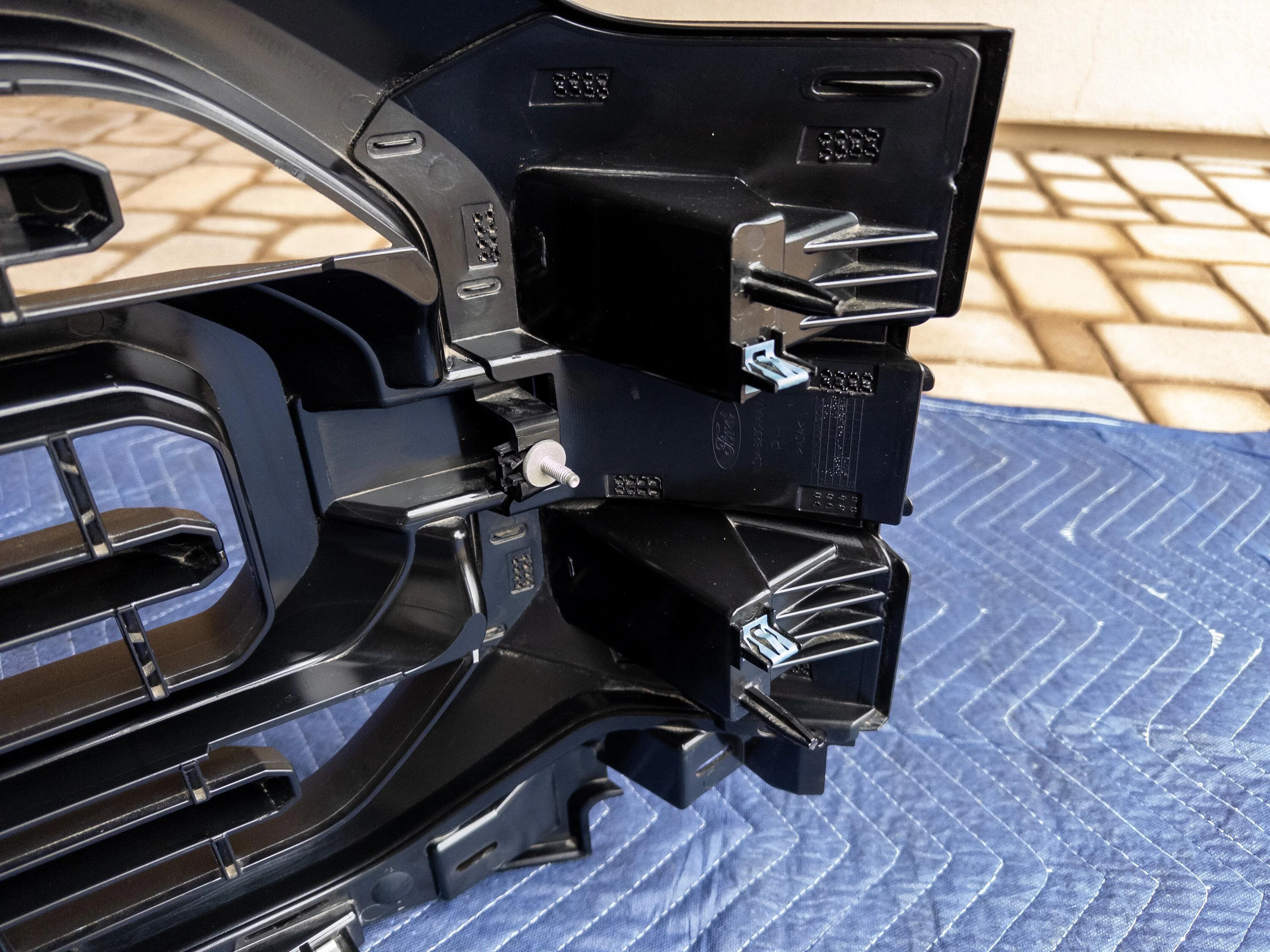 Ford F-150 XL Grille 10