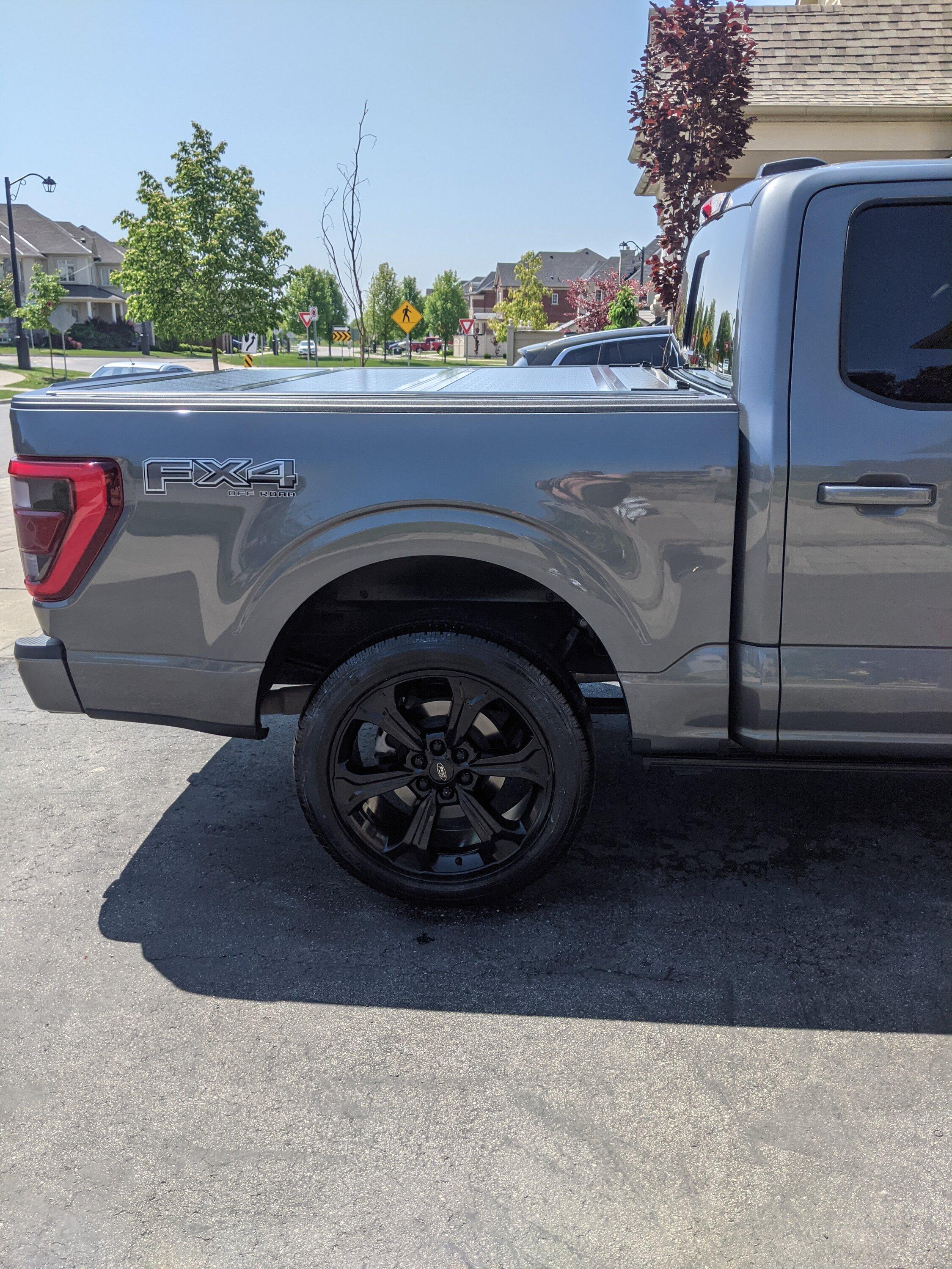 Ford F-150 22" oem stealth package wheels 152923459.MP