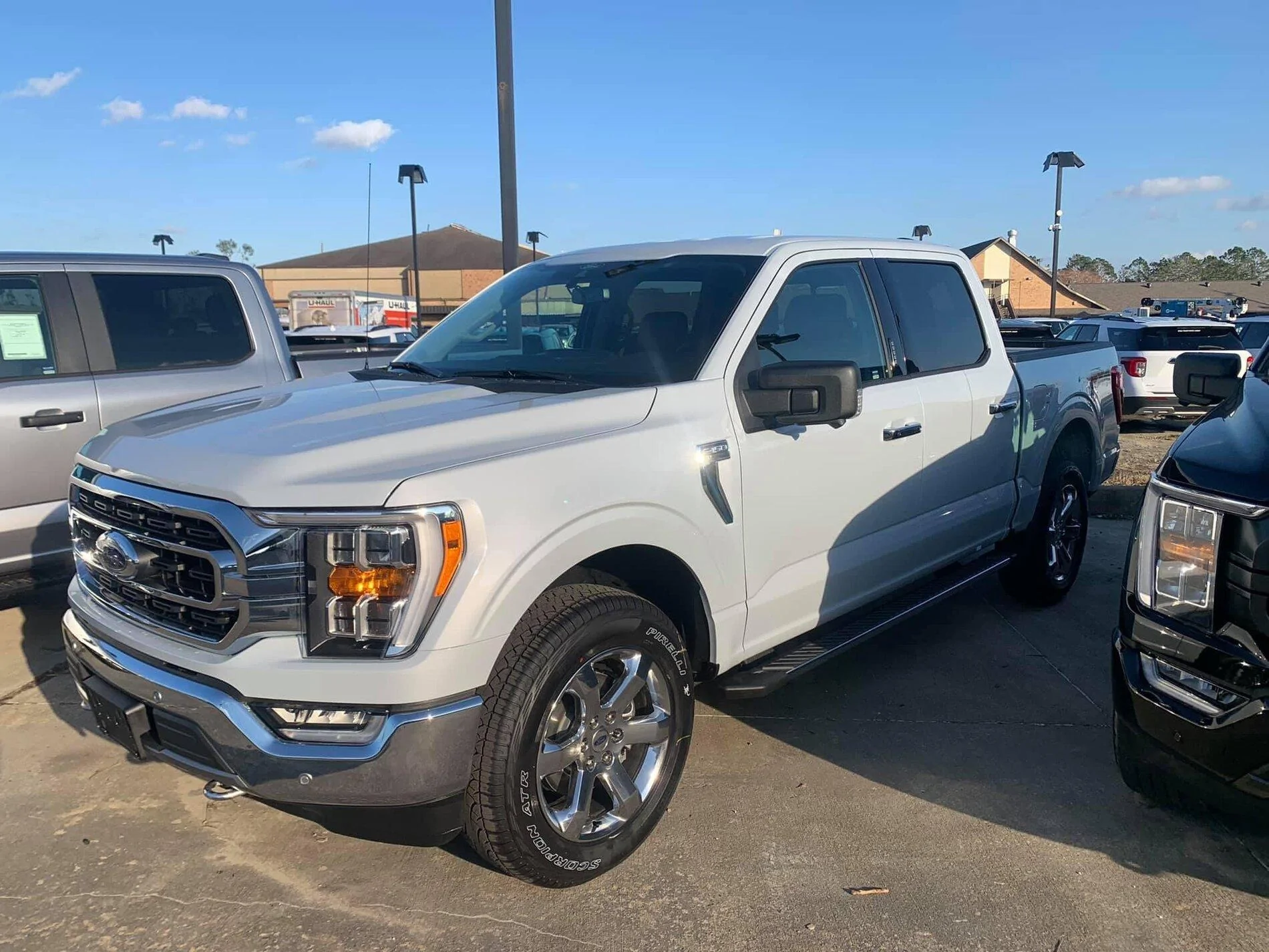 Ford F-150 SPACE WHITE F-150 (2021+) Club 1649B551-43F3-4459-9788-E37834A83CA6