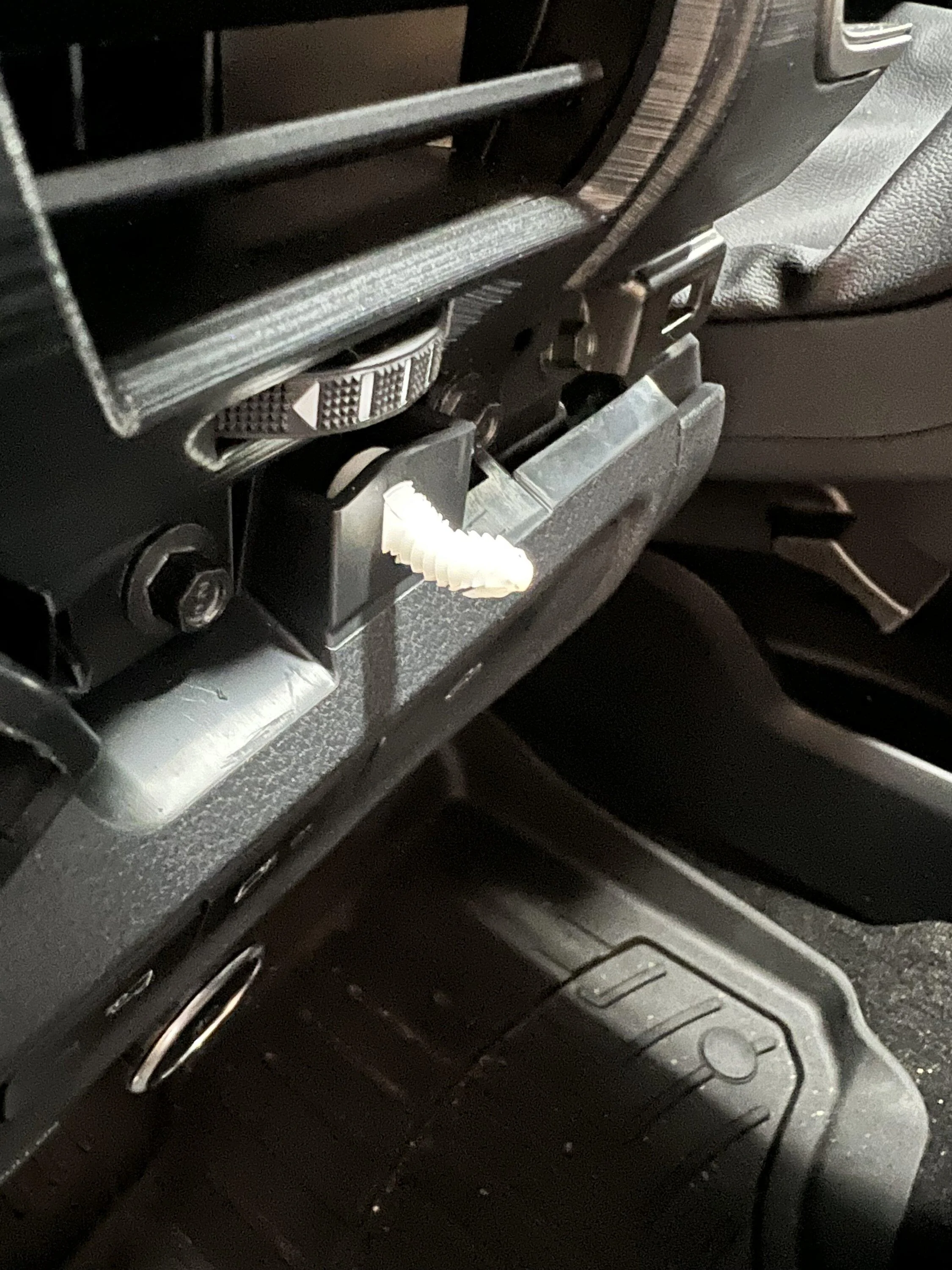 Ford F-150 Rattle in A-pillar 1660000109531