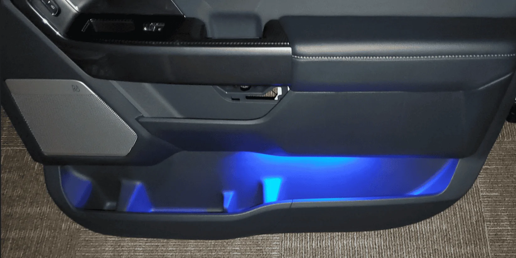 Ford F-150 XLT trucks with push button start cup holder/ambient lighting 1675929202746