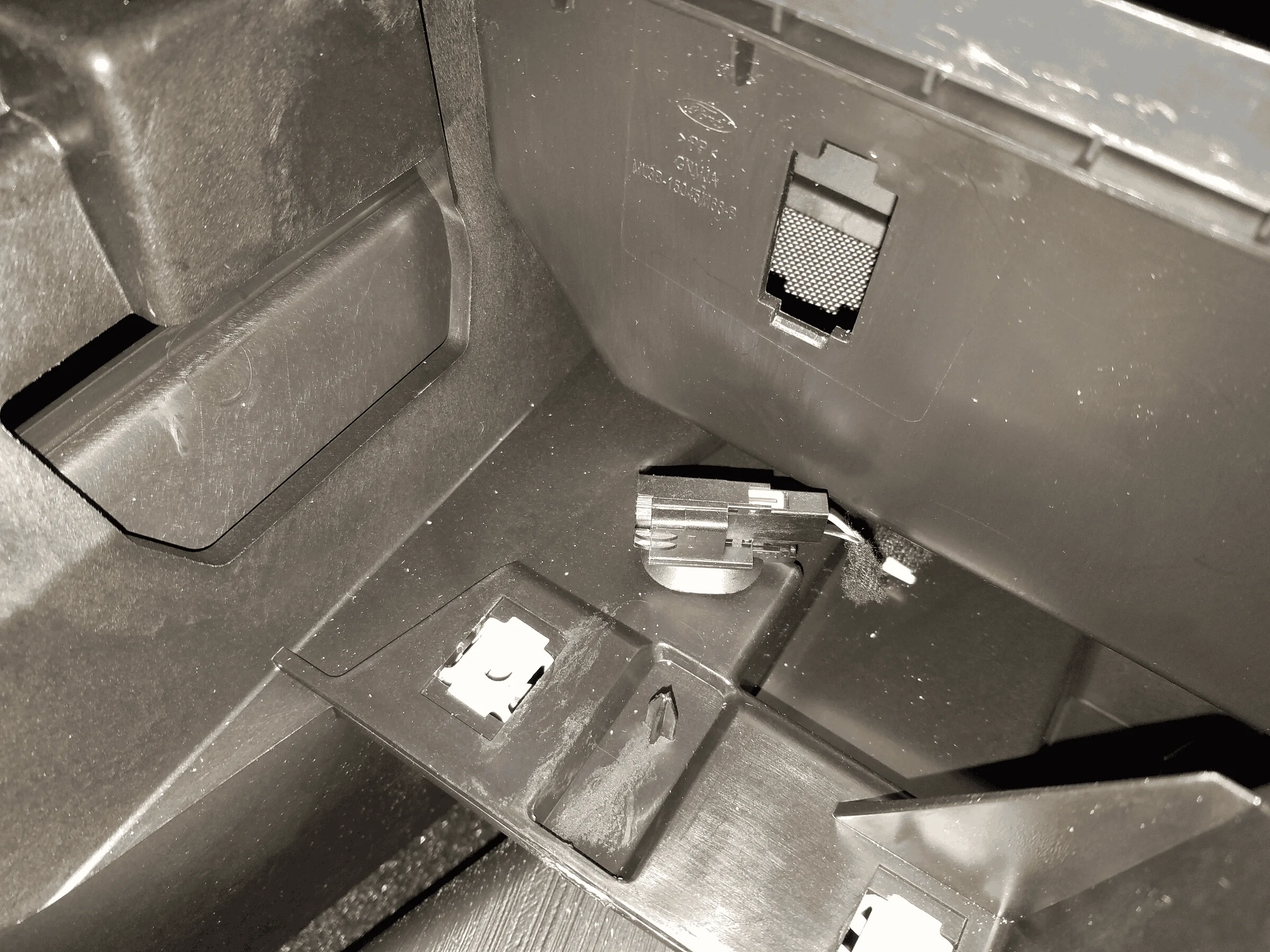 Ford F-150 XLT trucks with push button start cup holder/ambient lighting 1676297287409