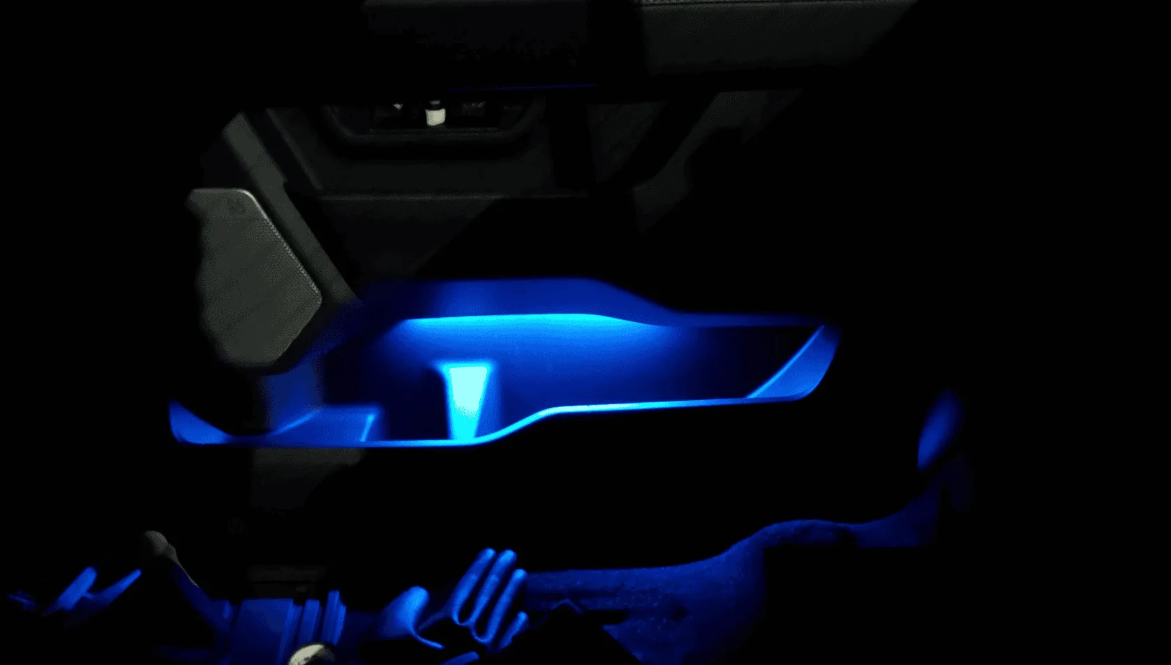 Ford F-150 XLT trucks with push button start cup holder/ambient lighting 1677290230546