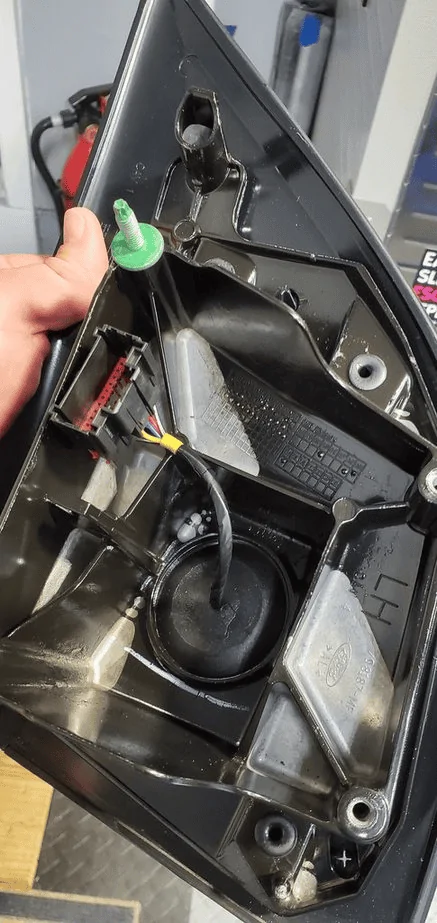 Ford F-150 XL upgraded to Lariat side mirrors. How do you get puddle and turn signals to work? 1691583782902