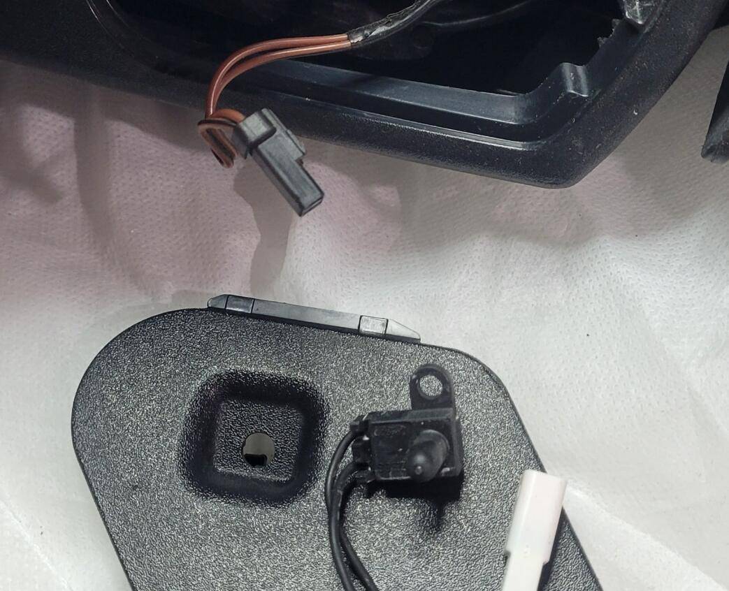 Ford F-150 How to lubricate the standard (non-telescoping) folding mirrors? 1741306218121-qa