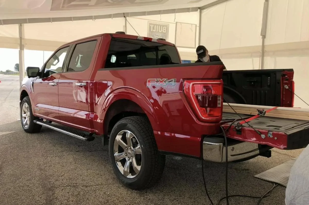 Ford F-150 RAPID RED F-150 (2021+) Club 2021 F150 XLT Chrome Rapid Red Metallic 2