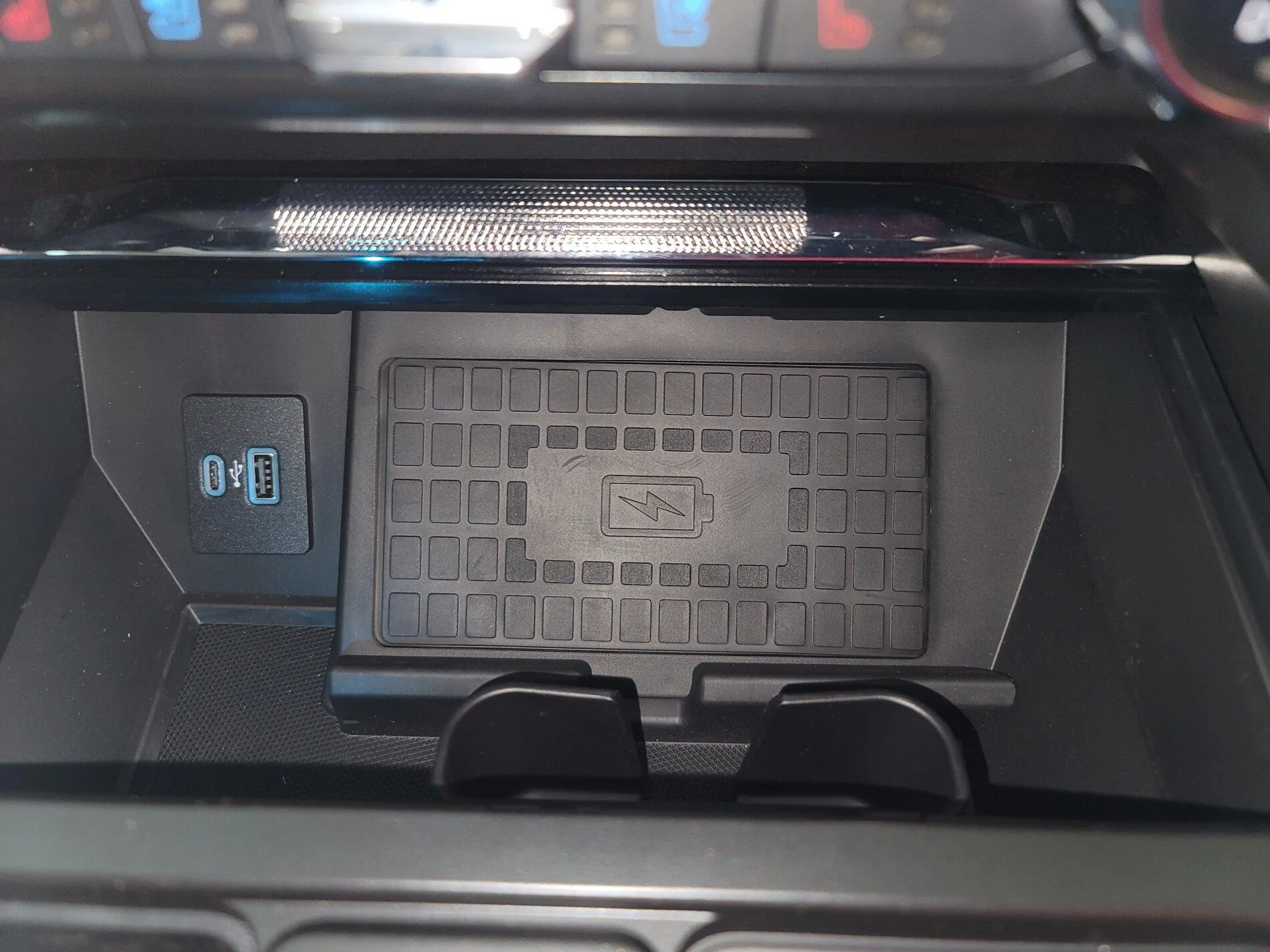 Ford F-150 Wireless Charging iPhone 11 Pro Max 20210126_125922