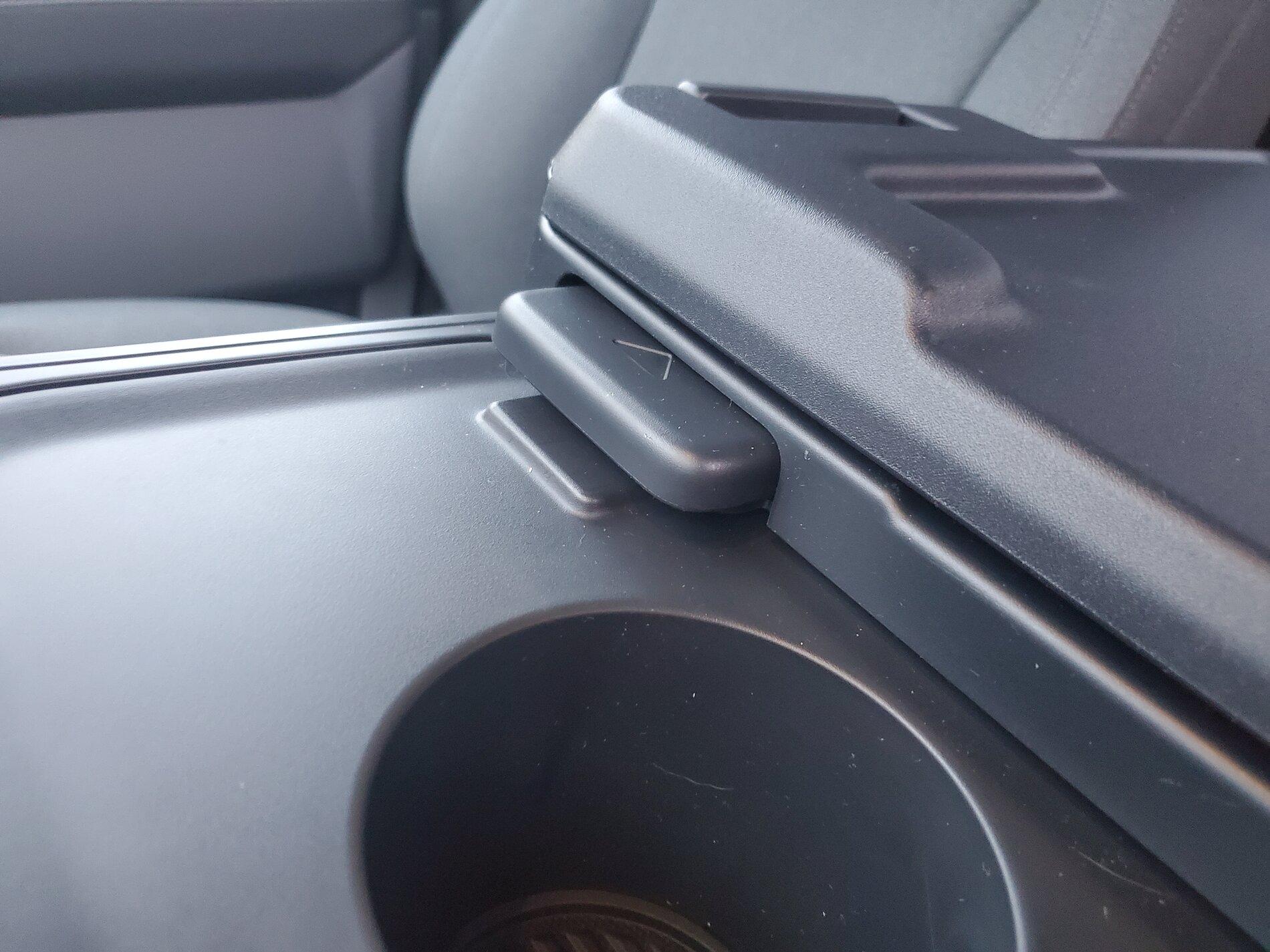 Ford F-150 40/20/40 seating + center work surface --- be aware the part you rest your arm on does not open. 20210201_072531