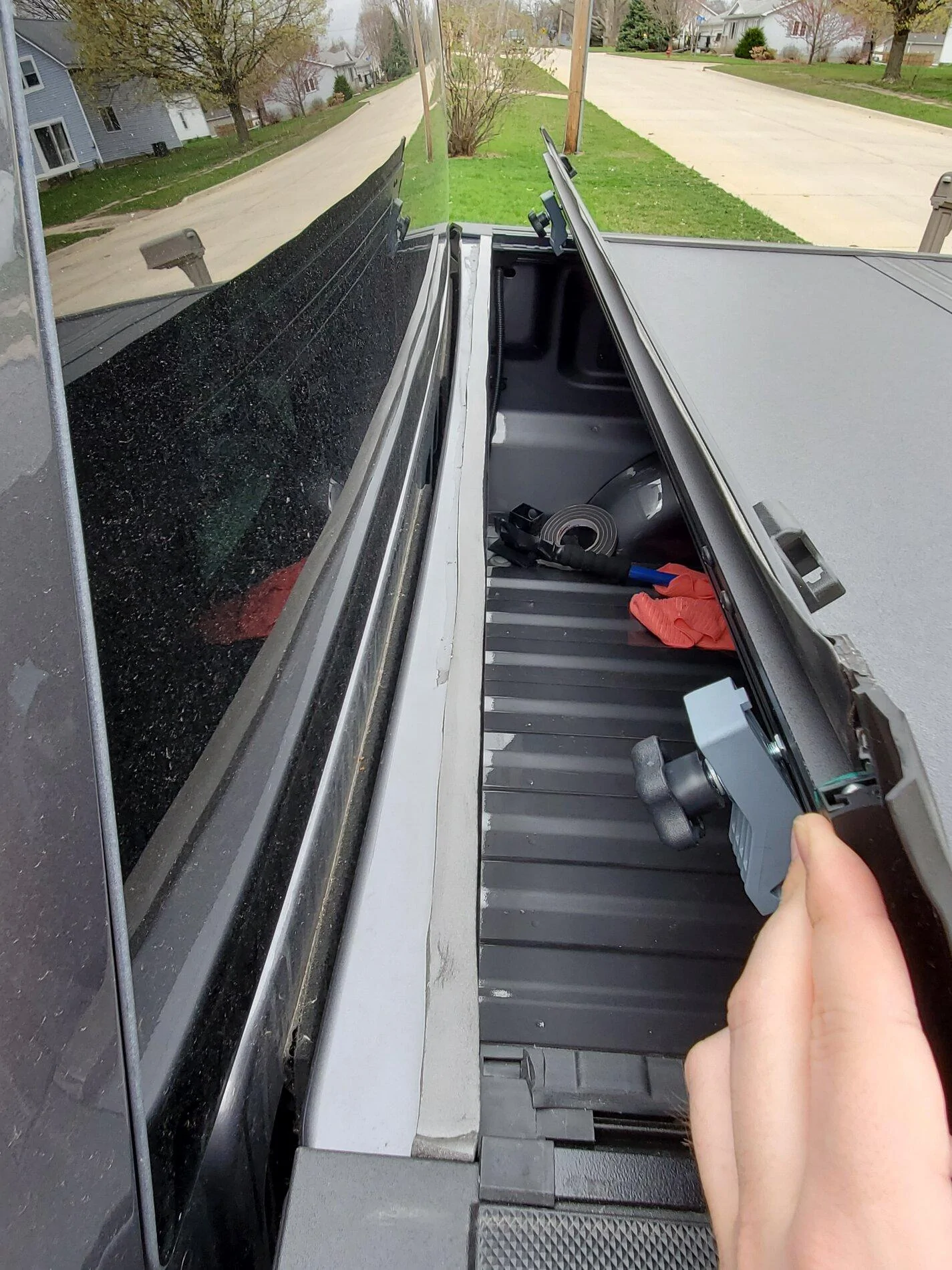 Ford F-150 Undercover Armor Flex poor fitment? 20210411_134145