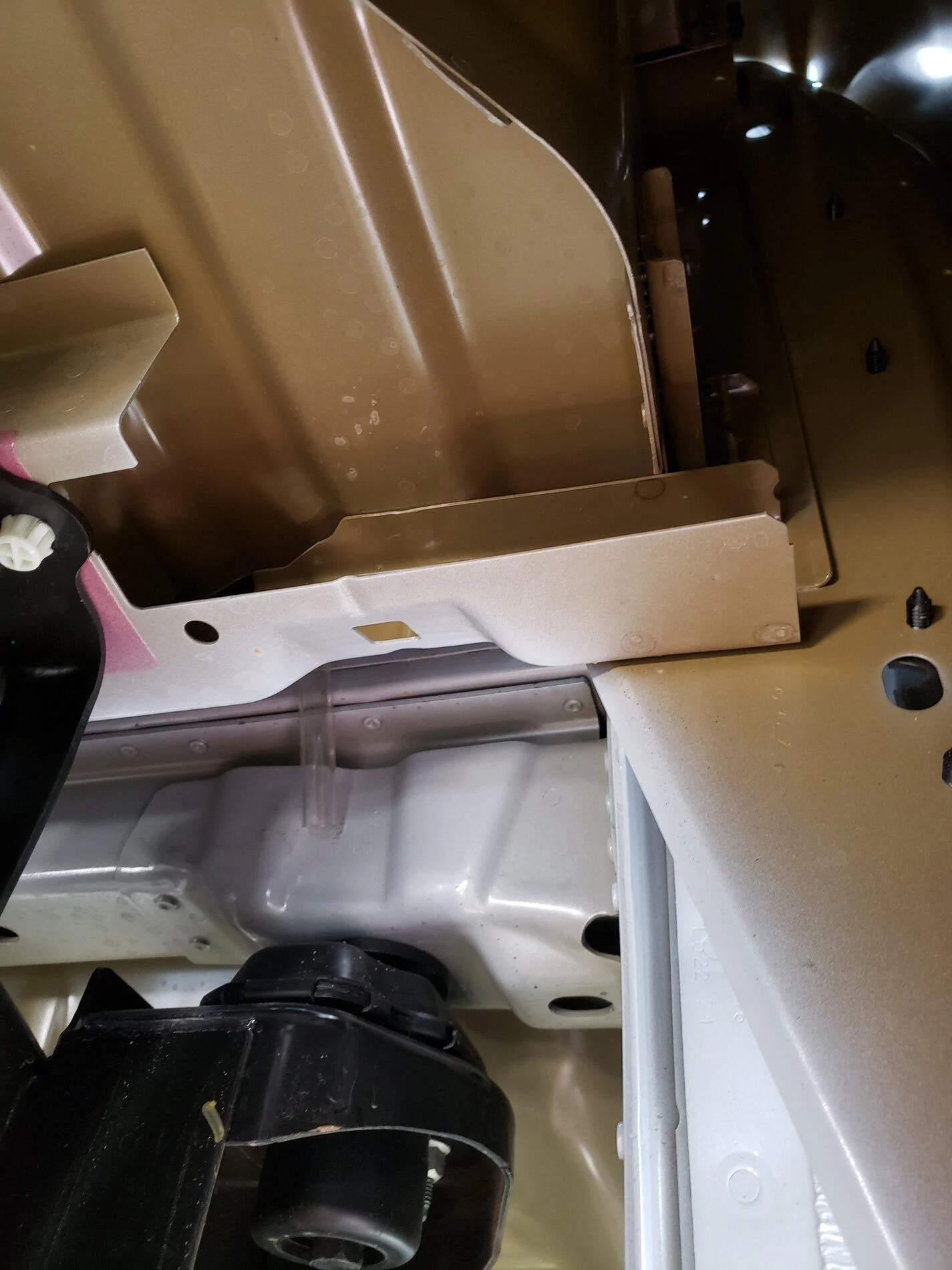 Ford F-150 Gaps between box floor and sides normal? 20210616_112357