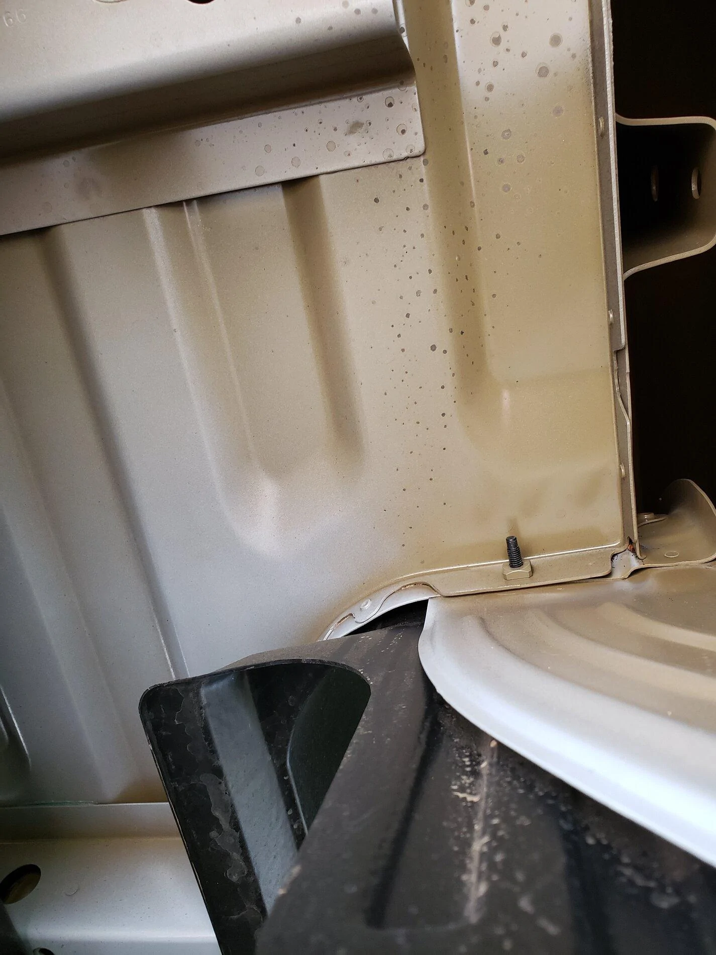 Ford F-150 Gaps between box floor and sides normal? 20210616_120705