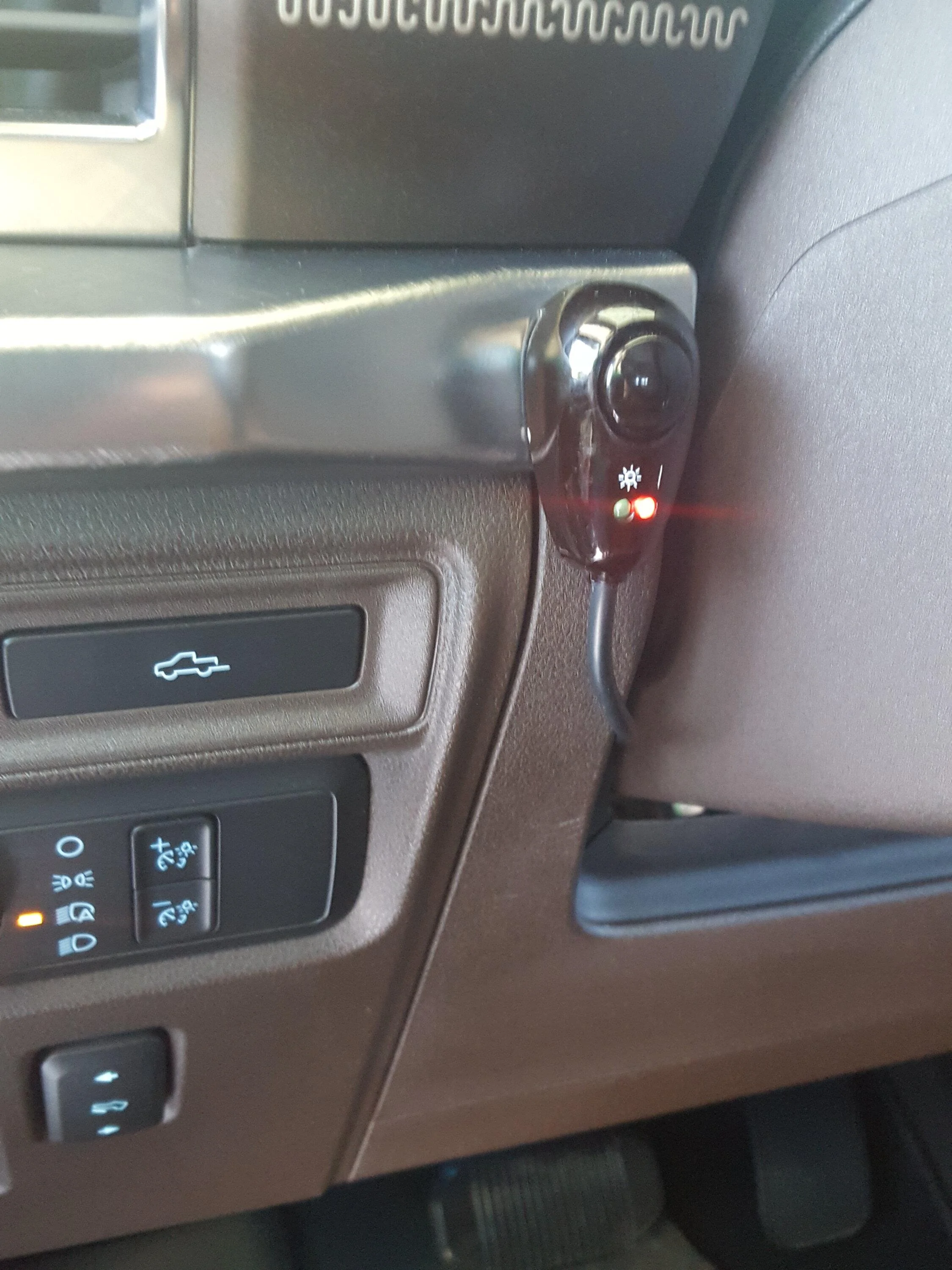 Ford F-150 Can someone explain the difference between these two tail gate buttons? 20220519_150252