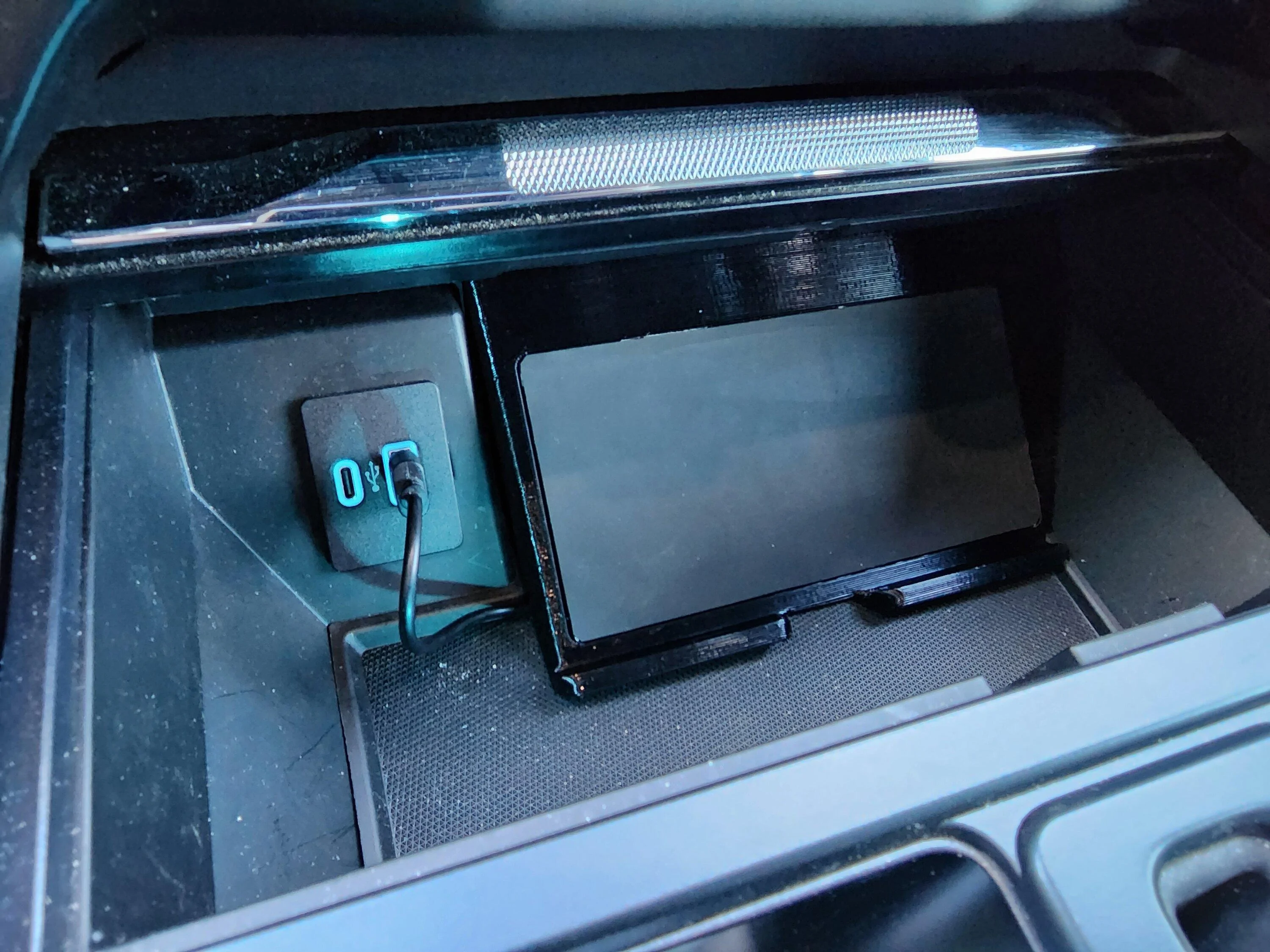 Ford F-150 Wireless phone charger for Lariat and below models (under screen cubby) 20221001_171201
