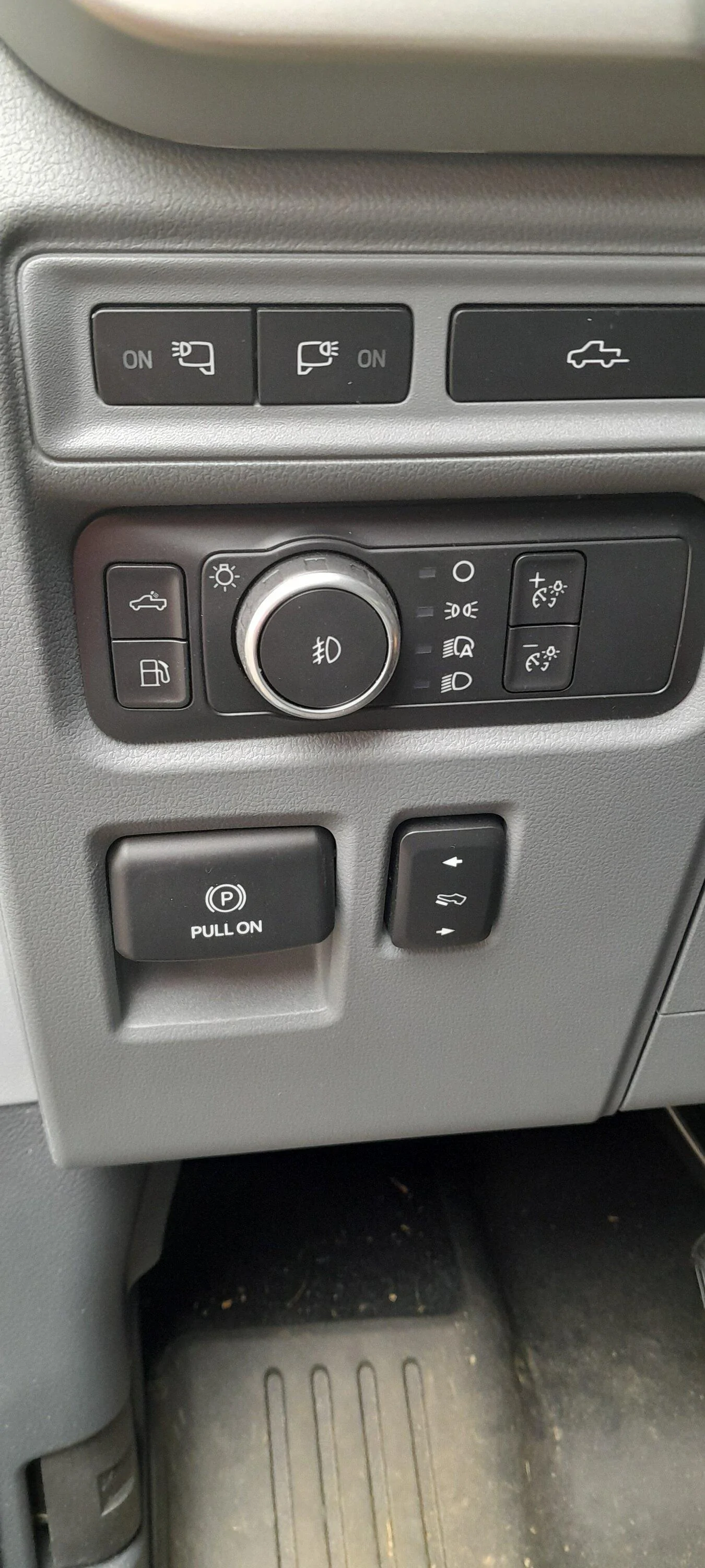 Ford F-150 Can someone explain the difference between these two tail gate buttons? 20221005_135703