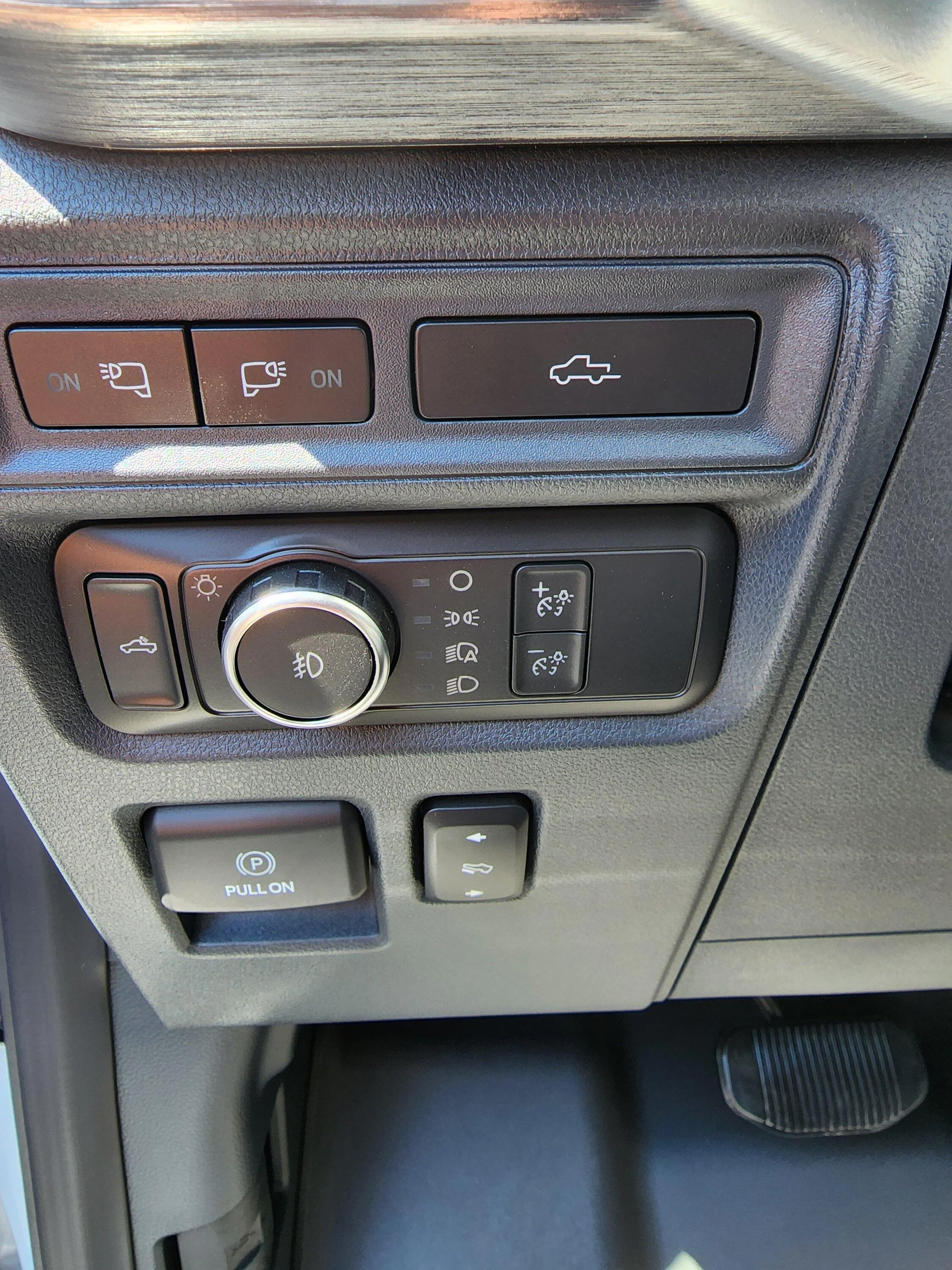 Ford F-150 Can someone explain the difference between these two tail gate buttons? 20221010_114610