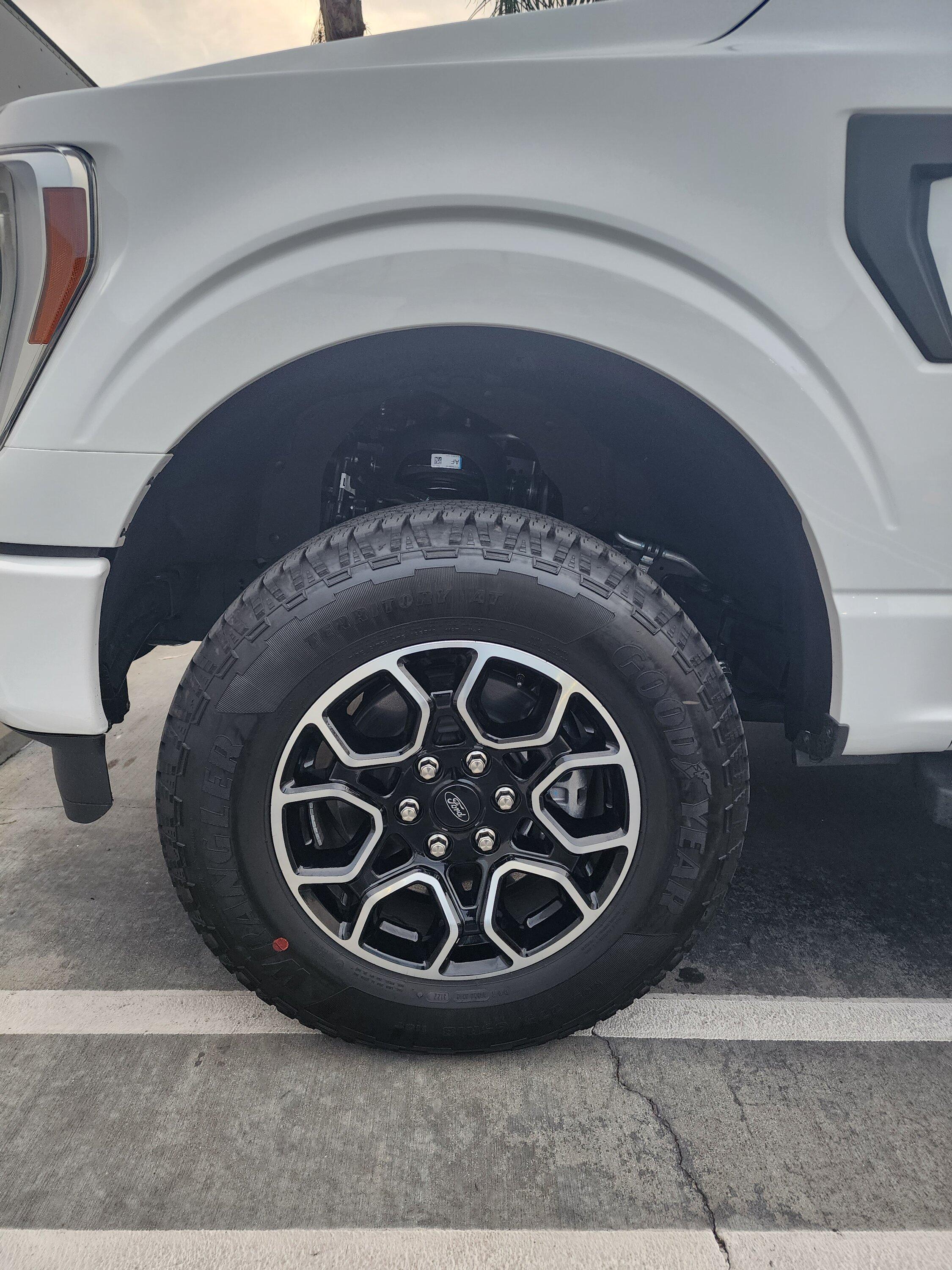 Ford F-150 2022 Powerboost. Wheels, level kit, bed cap. 20221201_163434