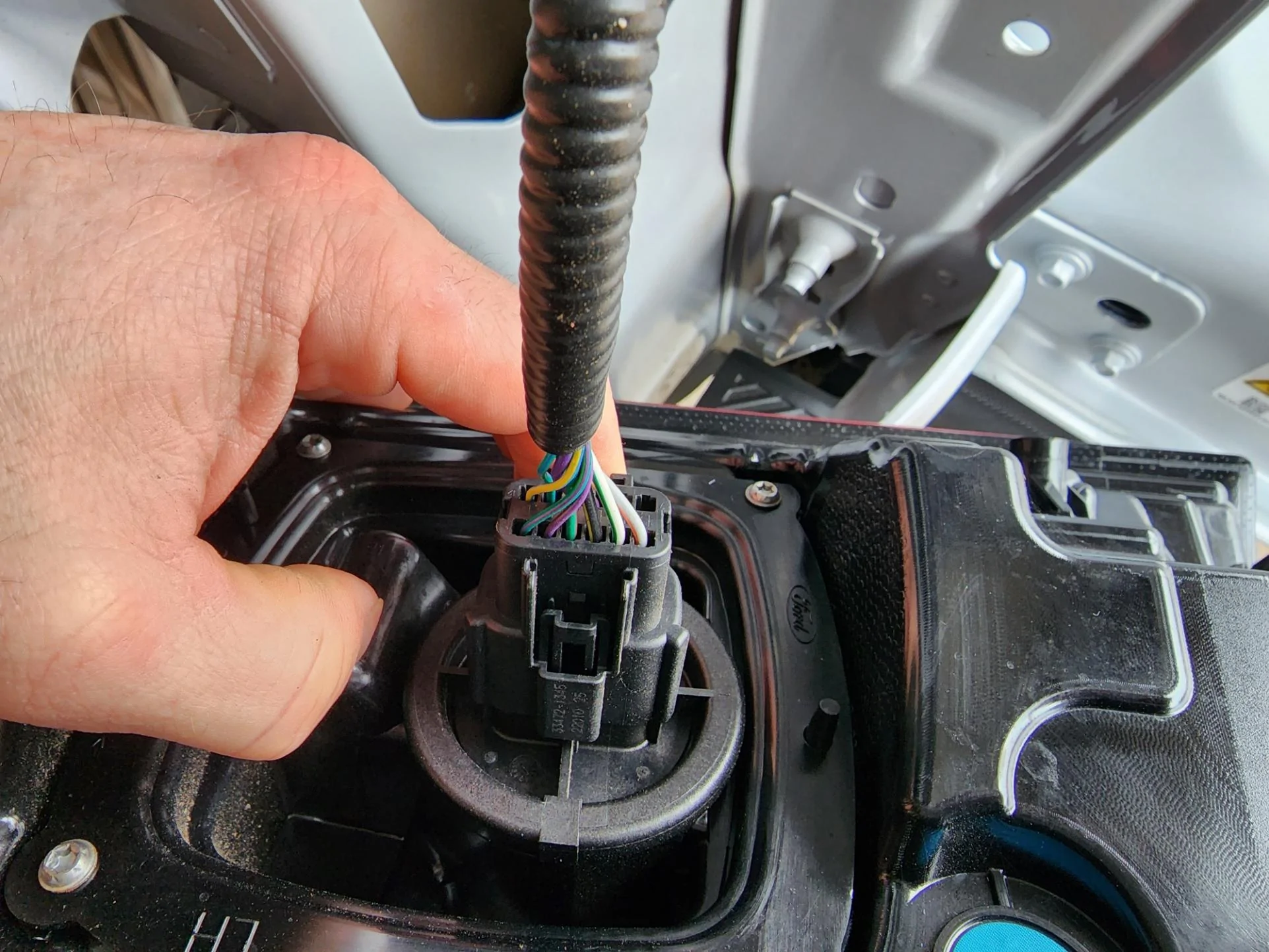 Ford F-150 Changing BLIS modules in tail lights (LED to BAP LED) 20221230_121459