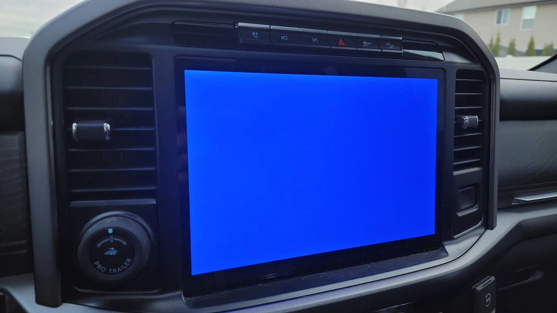 Ford F-150 Screen wont turn on, then flashes blue and off again... 20241118_082151