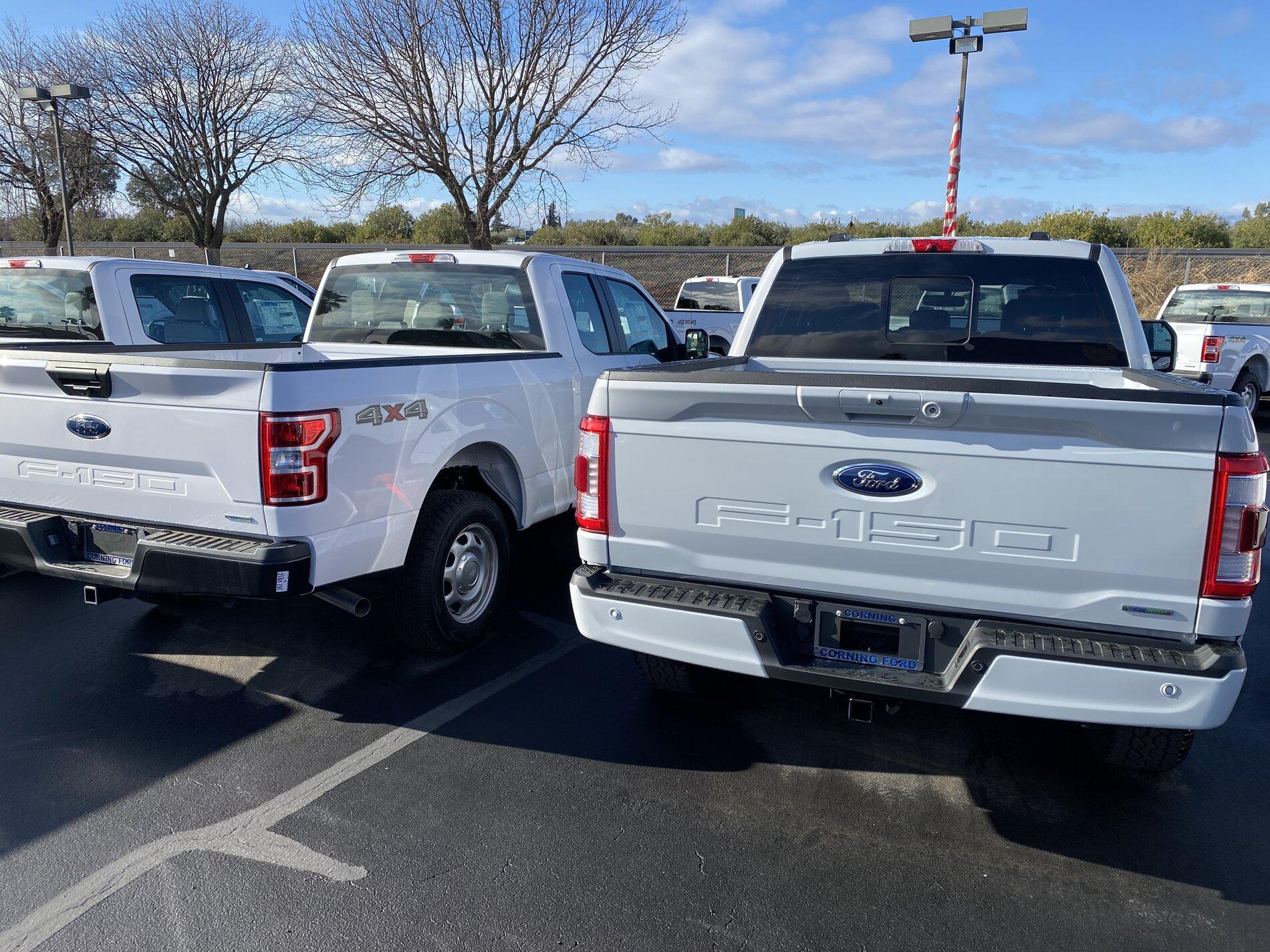 Ford F-150 SPACE WHITE F-150 (2021+) Club 21BA1408-5192-43A0-8B83-71AA9F4DC5F0