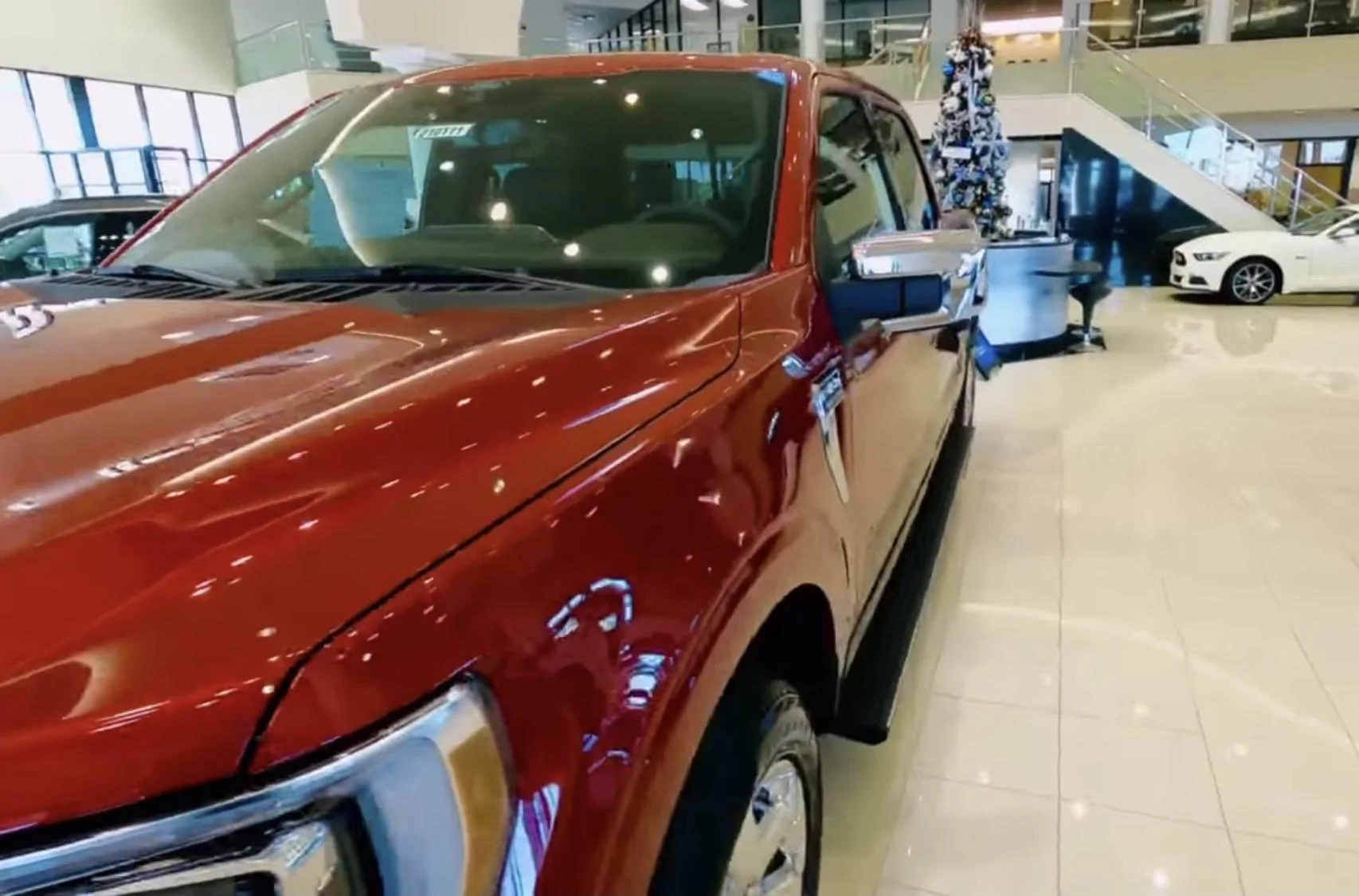 Ford F-150 RAPID RED F-150 (2021+) Club 33140101-361C-49DB-A1F6-5F273DA27FBC