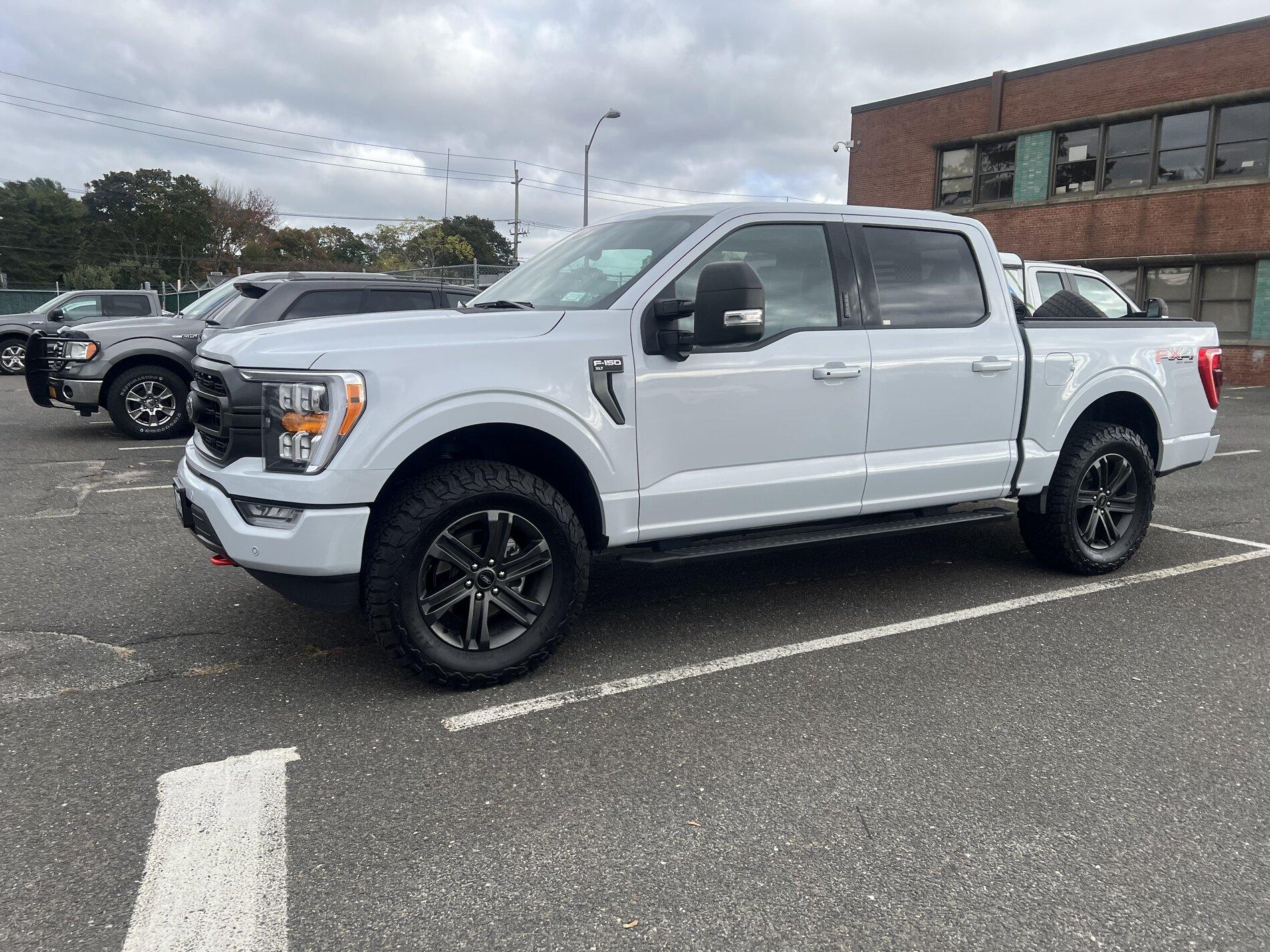 Ford F-150 SPACE WHITE F-150 (2021+) Club 42CEF273-C7A7-4079-86FB-8F76297687EC
