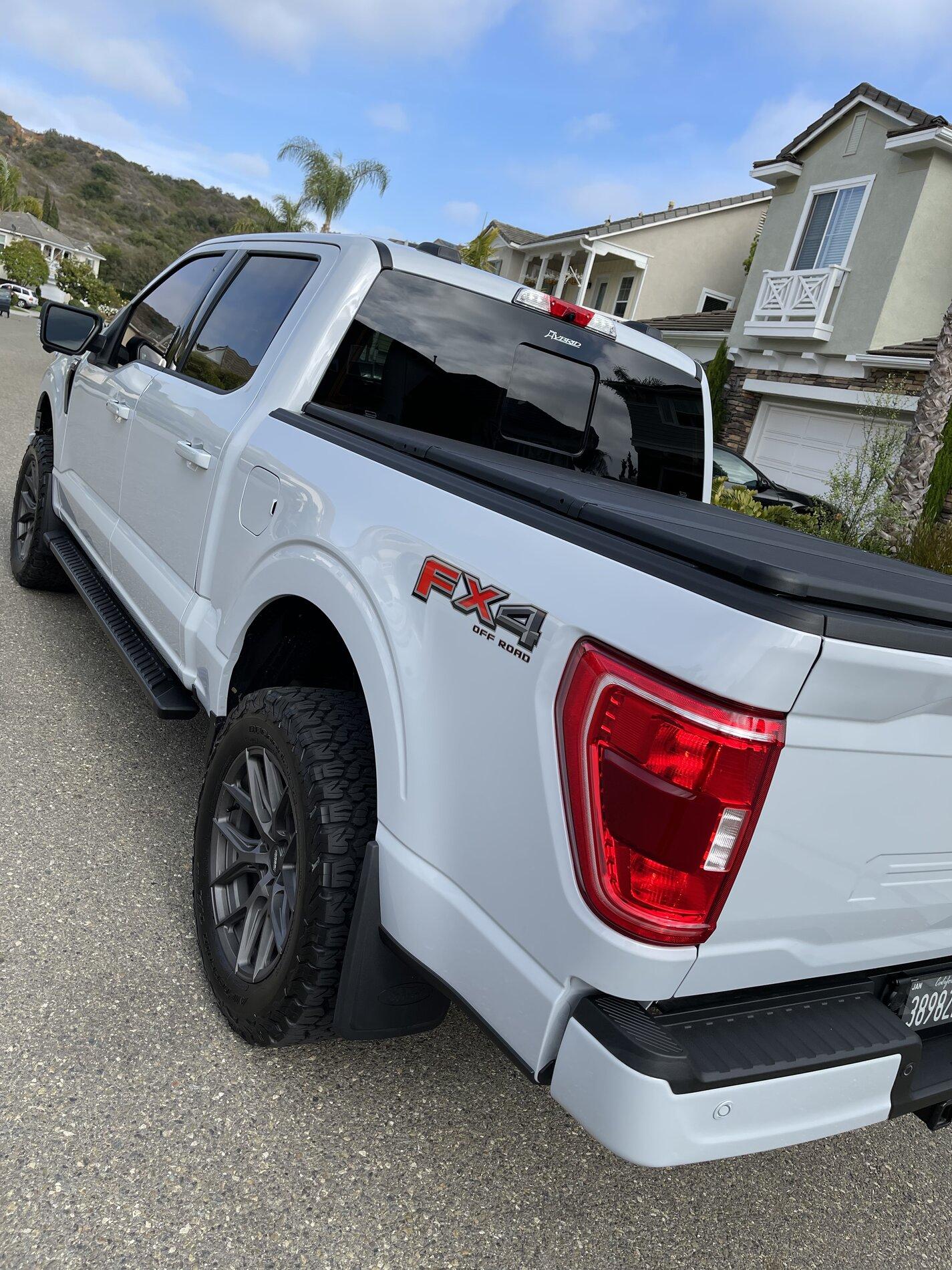 Ford F-150 SPACE WHITE F-150 (2021+) Club 609E17E2-124C-4BC7-9E87-502857874A5F
