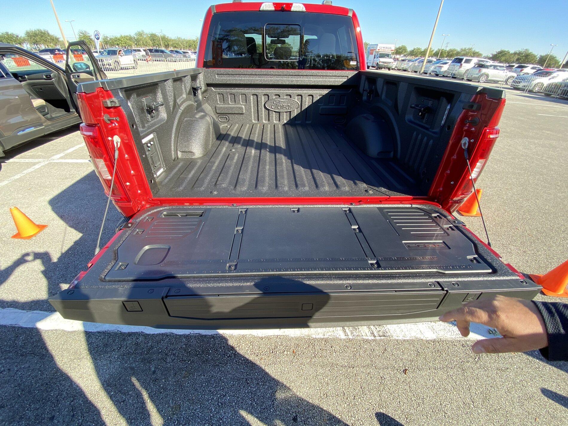 Ford F-150 RAPID RED F-150 (2021+) Club 6C8EB976-151D-44E0-8360-7457457FF073