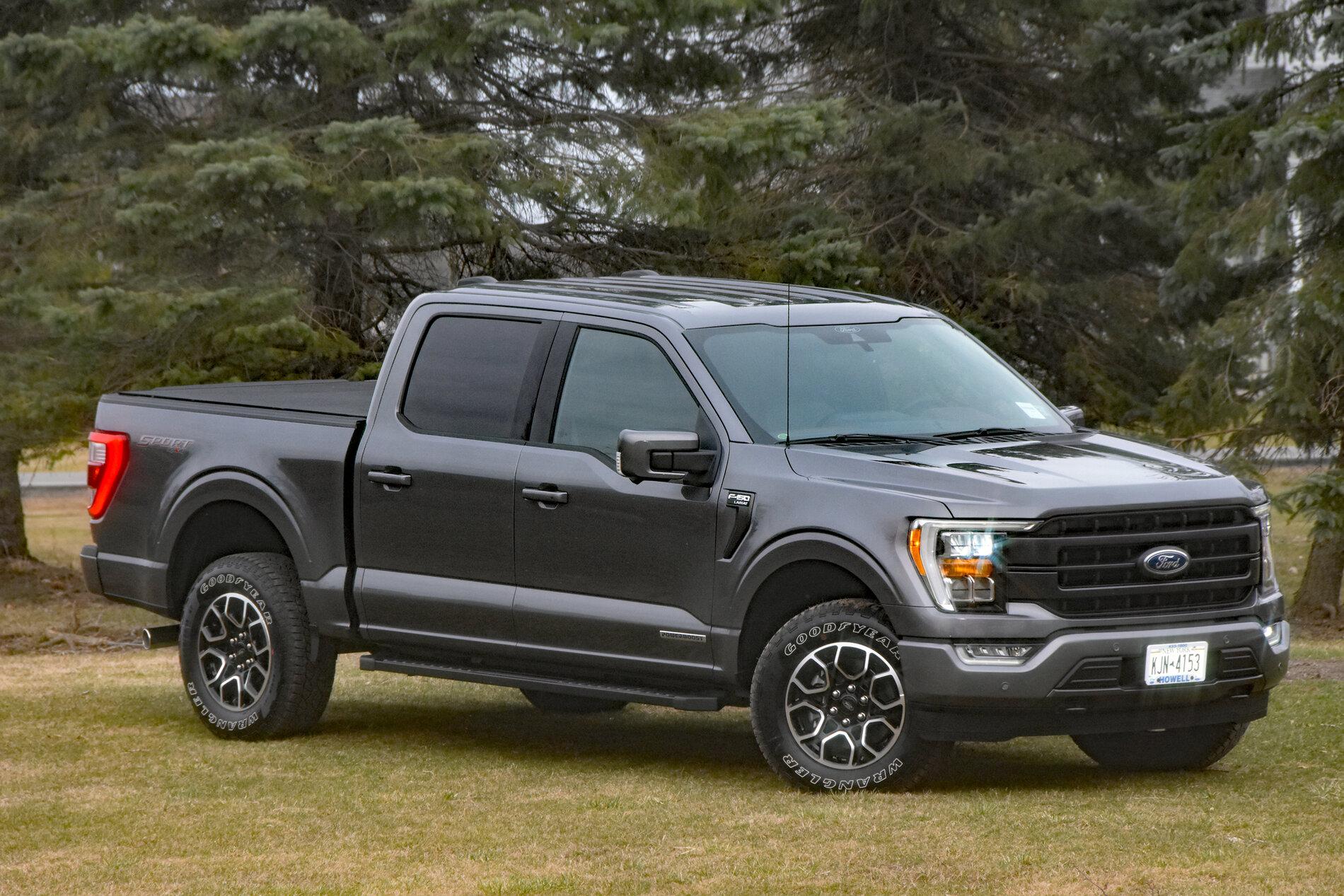 Ford F-150 Lomax Hard Tri-fold Installed 720_2750.JPG