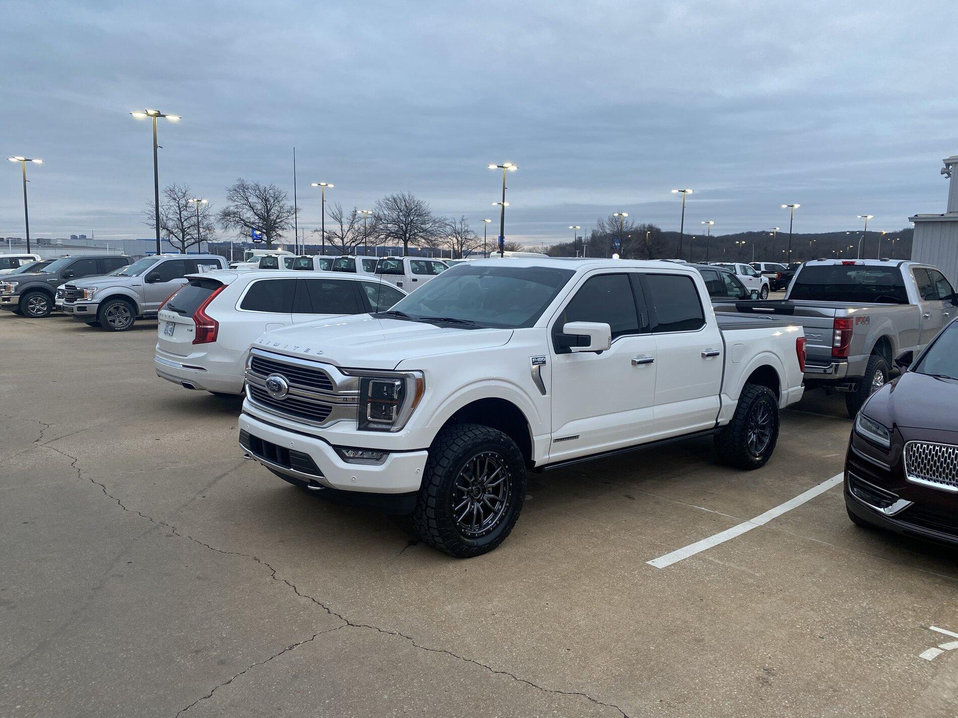 Ford F-150 STAR WHITE F-150 (2021+) Club 8ECD9FDA-D5AB-4E7E-9B02-B8EC552789AA