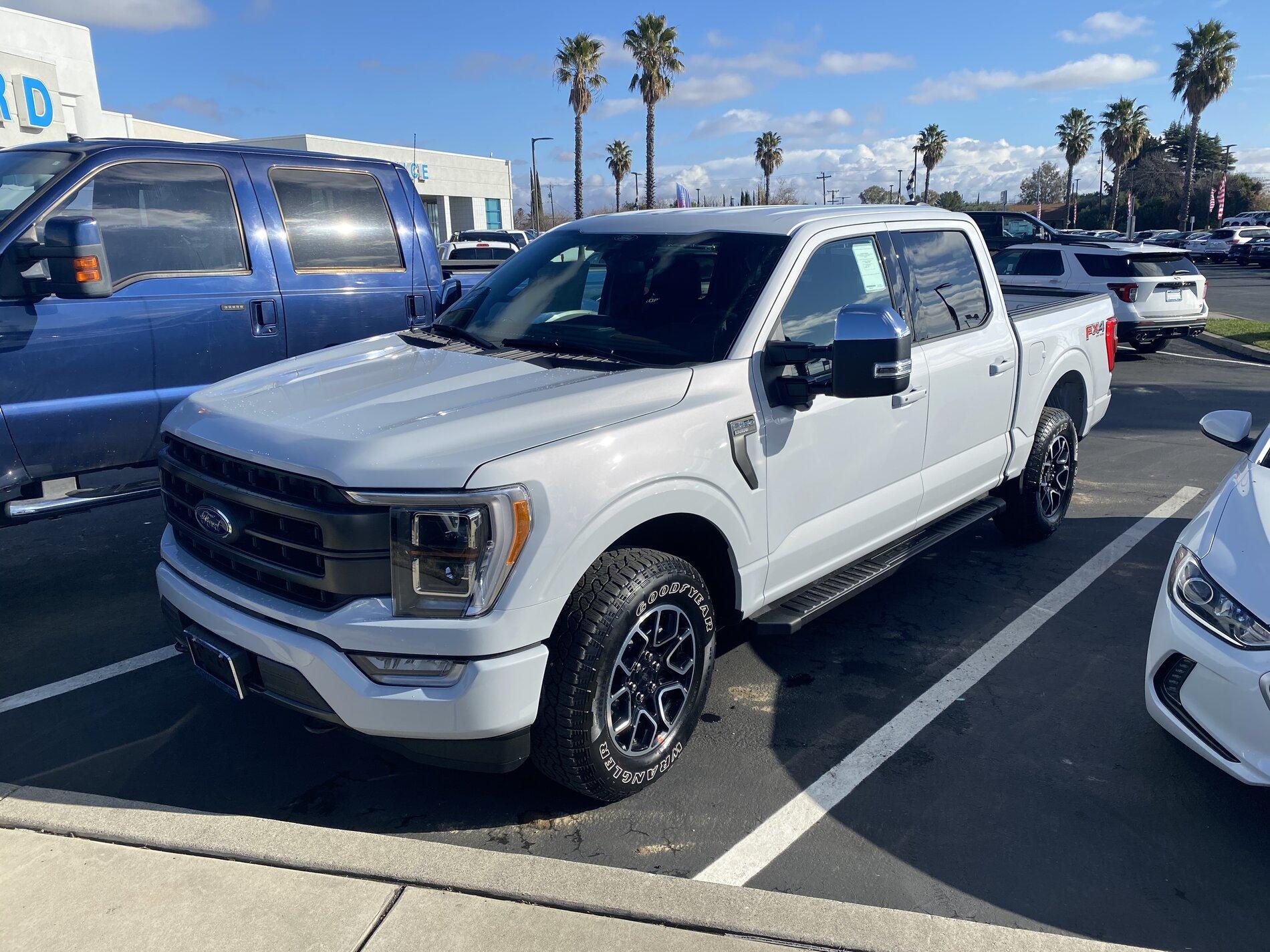 Ford F-150 SPACE WHITE F-150 (2021+) Club B14142D8-EA25-463A-A31D-4CA35741F6AC