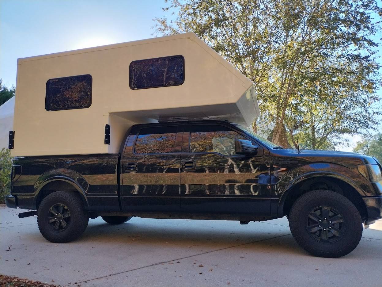 Ford F-150 2023 F-150 4x4 with 3.5l Ecoboost 6.5' bed with Tow / Hauling upgrade - payload overloading support and safety Camper-Passenger-side