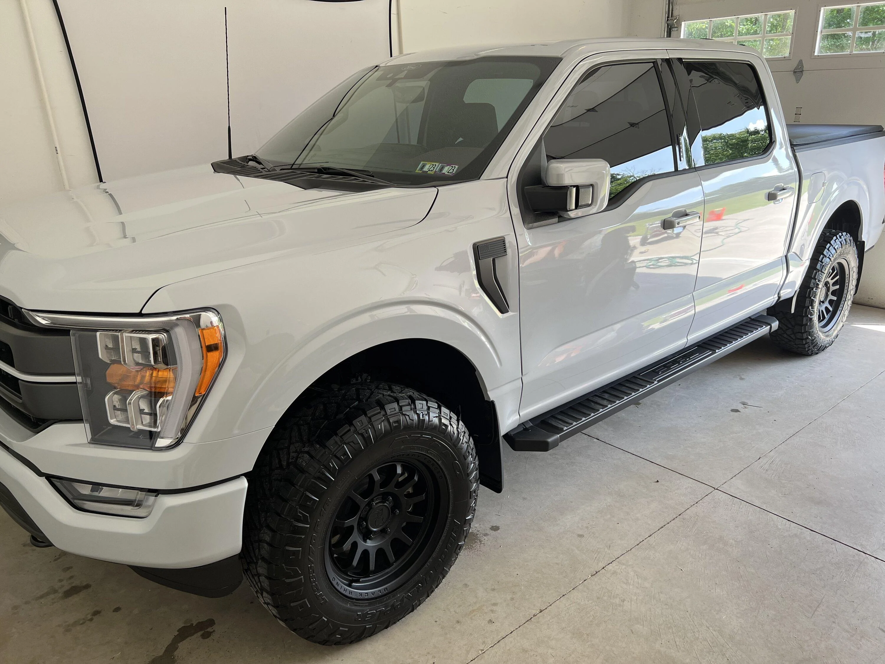 Ford F-150 SPACE WHITE F-150 (2021+) Club CDAEA1A7-A2E9-4315-95BB-7D404C6DA69E