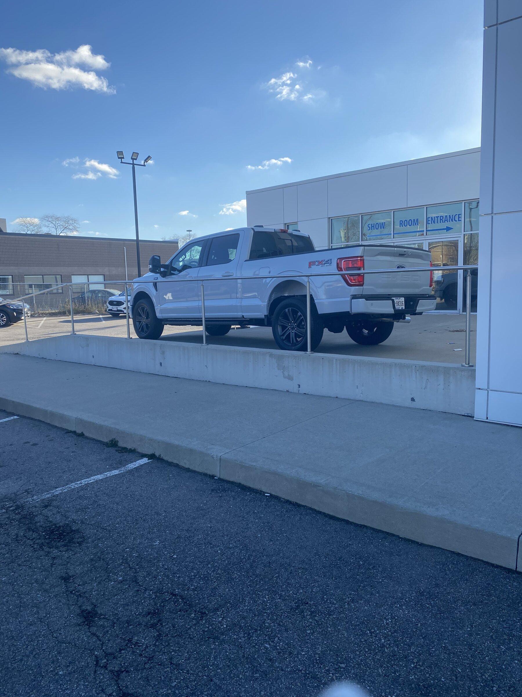 Ford F-150 SPACE WHITE F-150 (2021+) Club DE333956-A26C-46CF-9E1C-6CB471BDA629