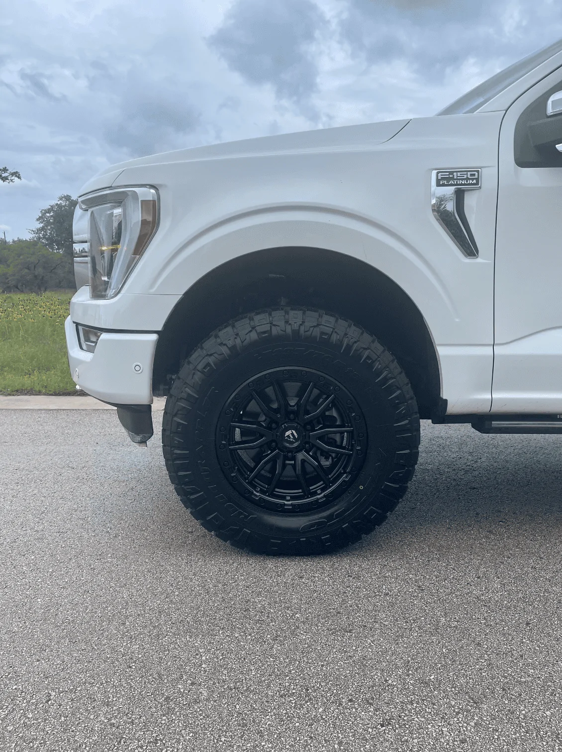 Ford F-150 2.5 King Coilover Reservoir and 295/70R18 Tires on 2021 FX4 Platinum driver side tir