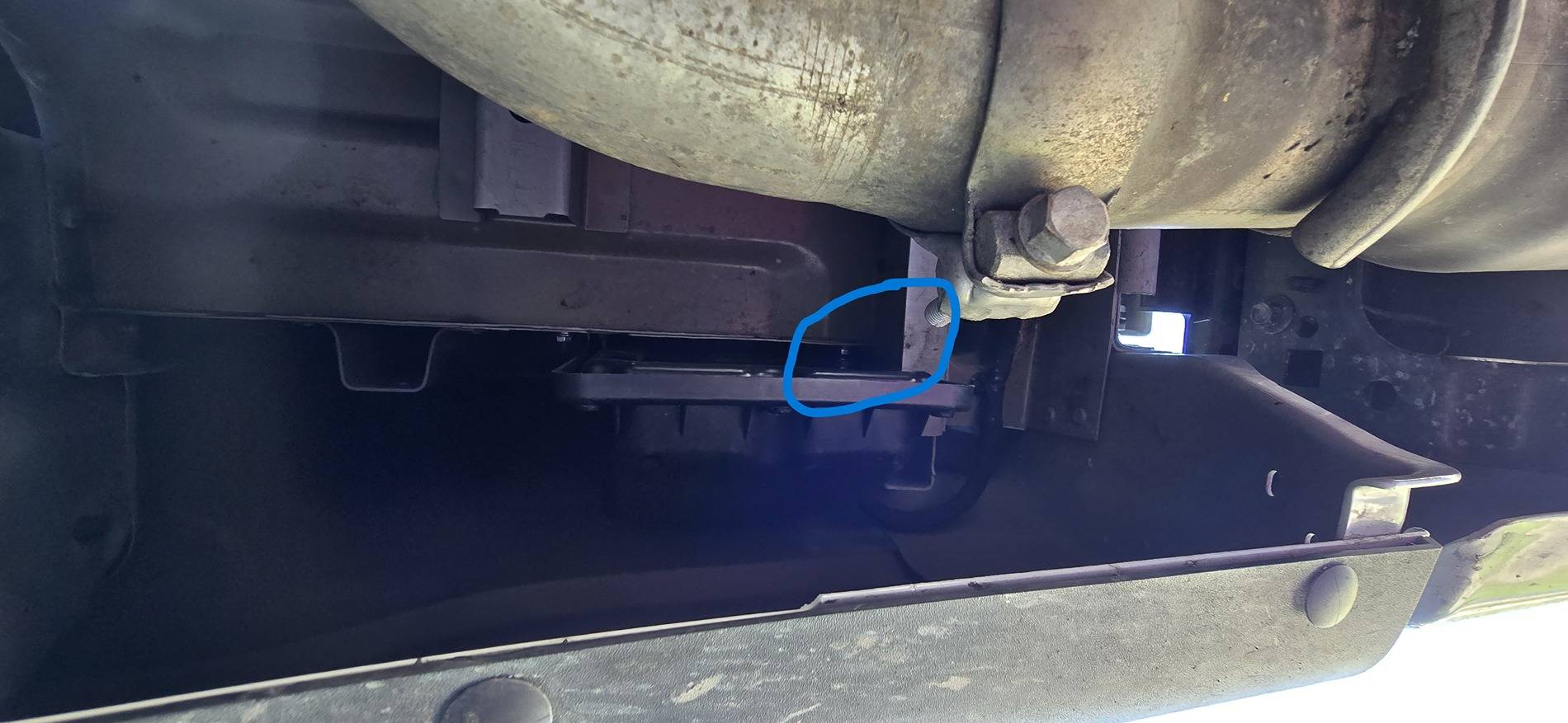 Ford F-150 Installing Gen14.5 (MY24) Loading Compartment Partition (Bed Storage Box) RL3Z60286A72AB Into Gen14 (MY23) F-150 -- DIY how-to instructions & photos Figure 21 Back Bottom Bolt