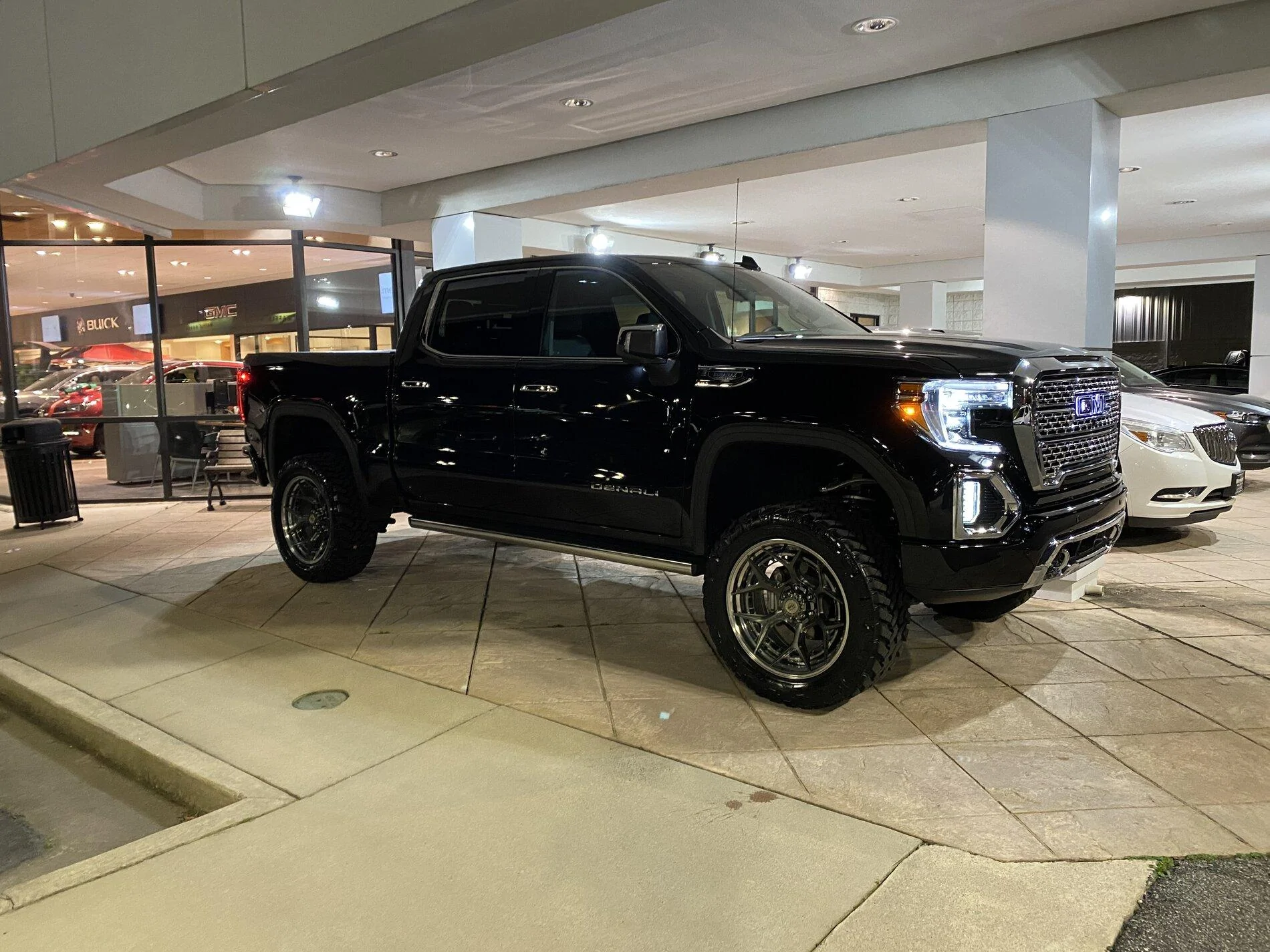 Ford F-150 So much chrome! IMG-3428