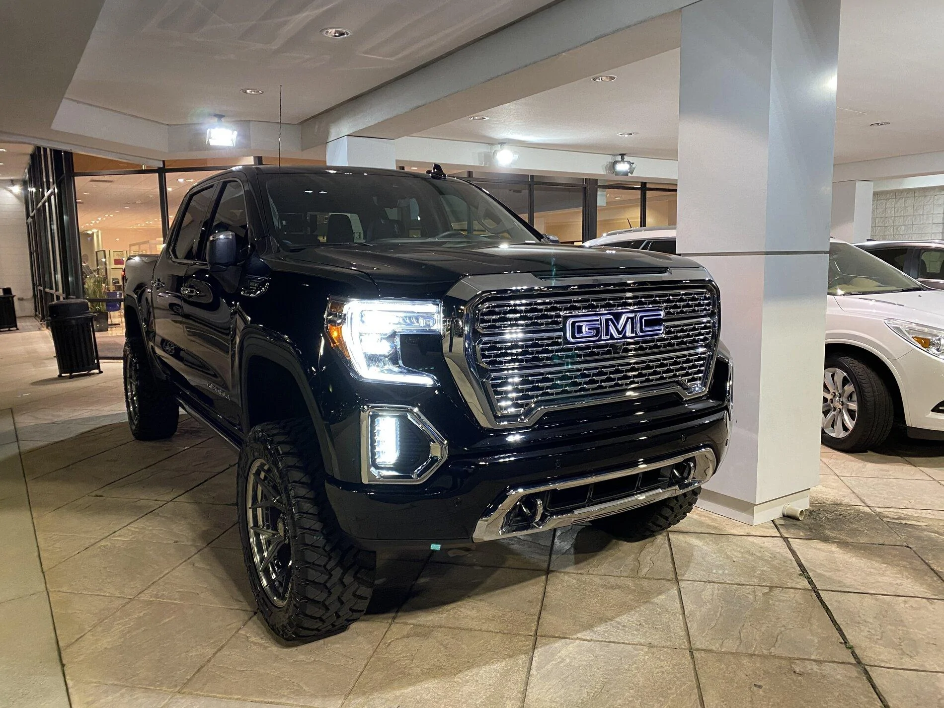 Ford F-150 So much chrome! IMG-3429