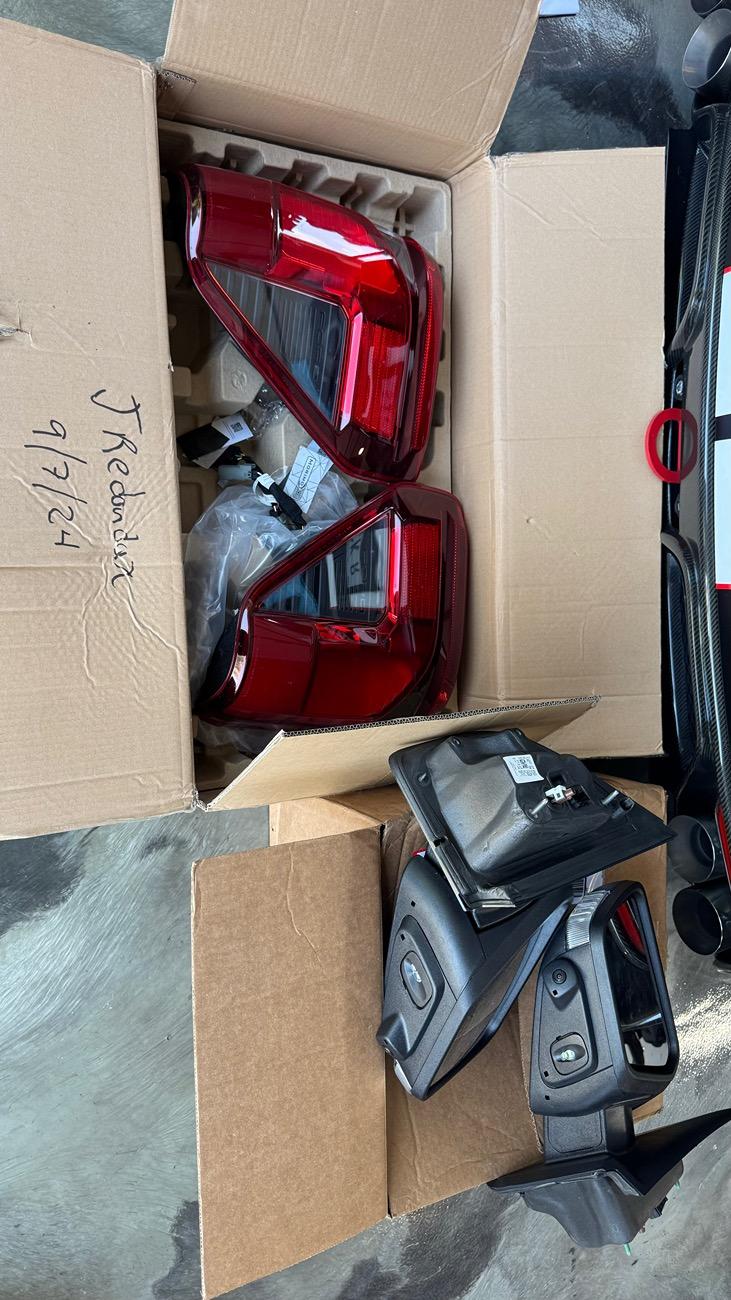 Ford F-150 2024 XLT Mirrors and Taillights IMG_0777