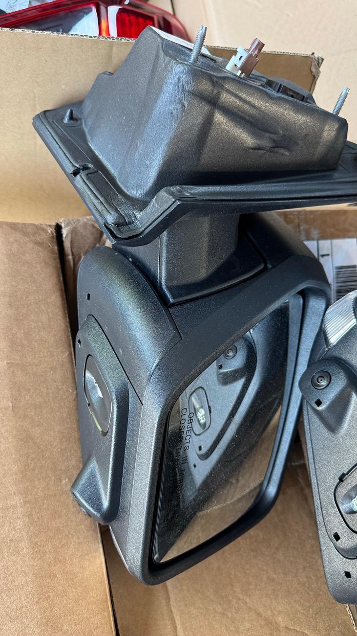 Ford F-150 2024 XLT Mirrors and Taillights IMG_0778