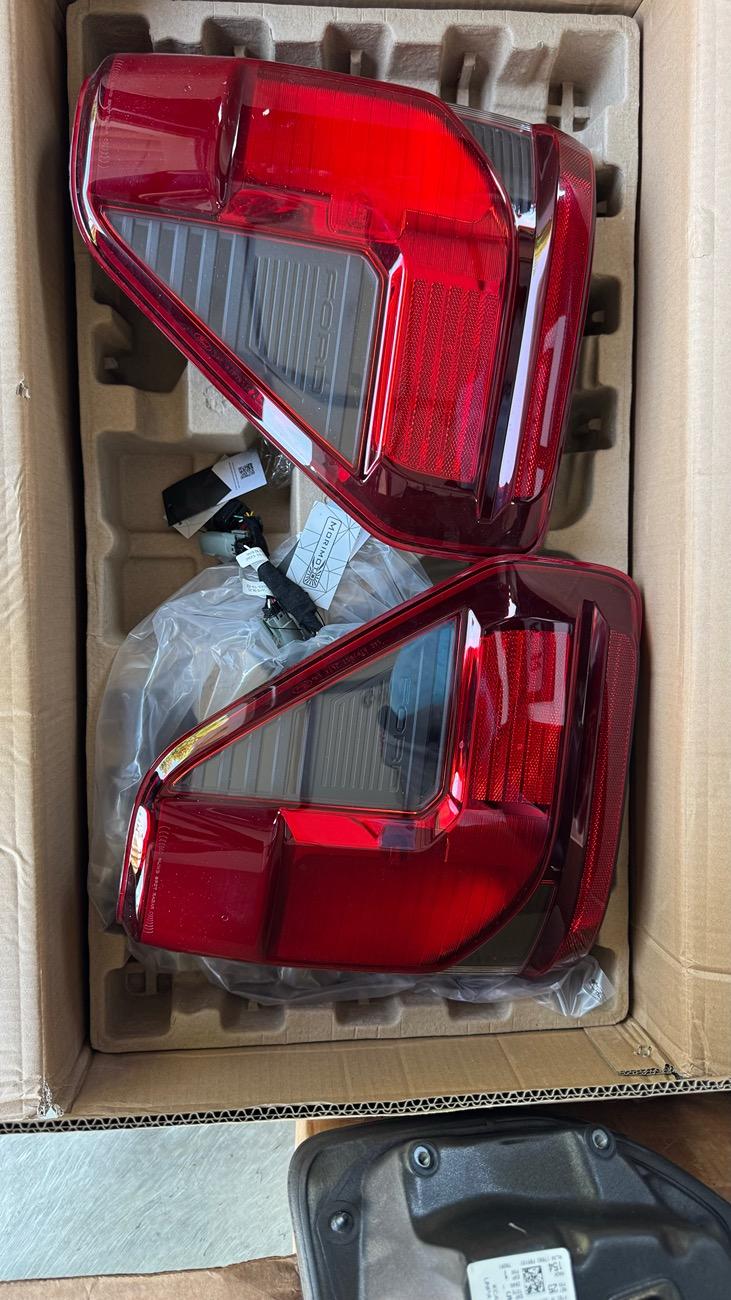 Ford F-150 2024 XLT Mirrors and Taillights IMG_0780