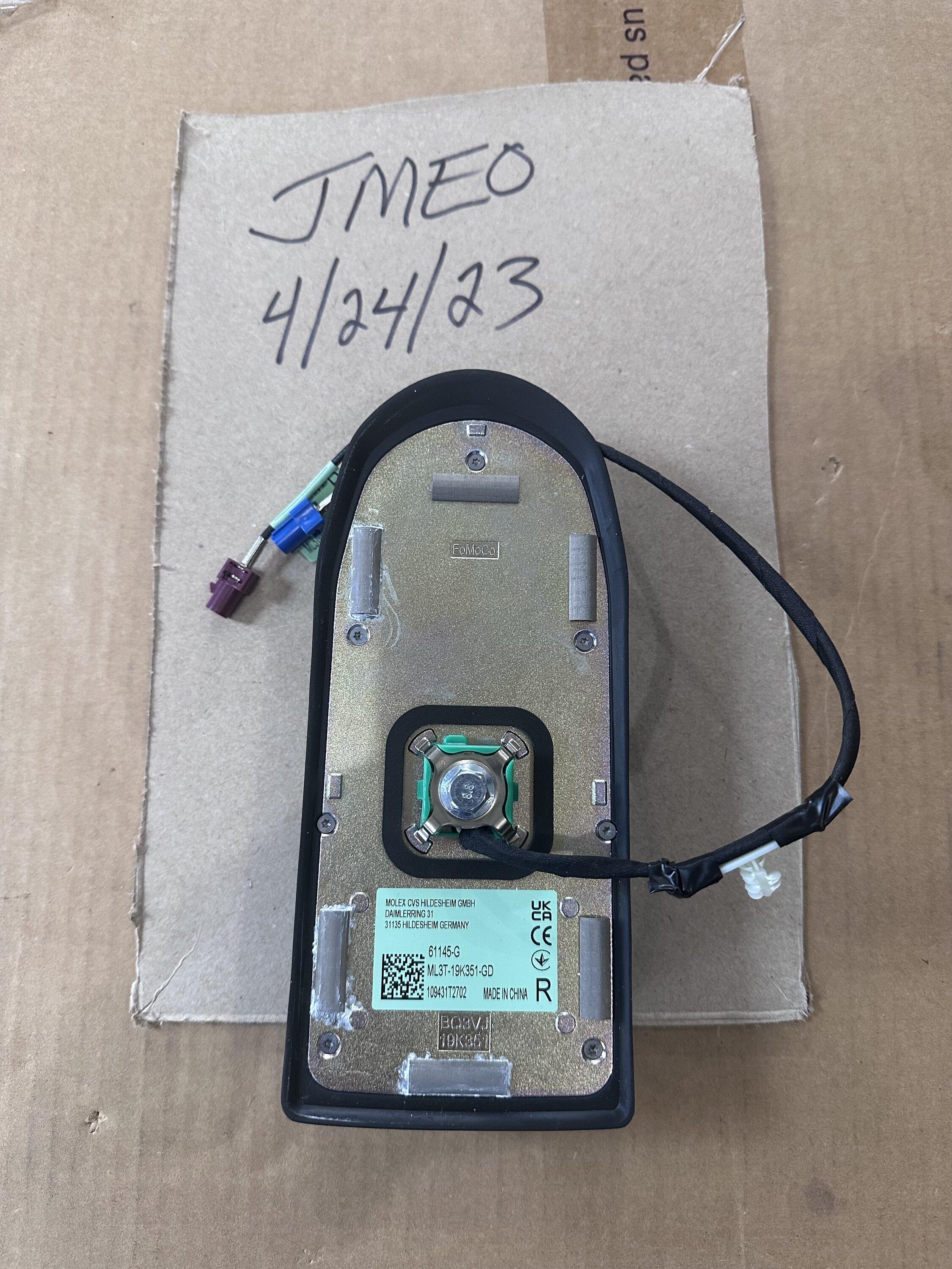 Ford F-150 2022 Lariat Antenna IMG_0878