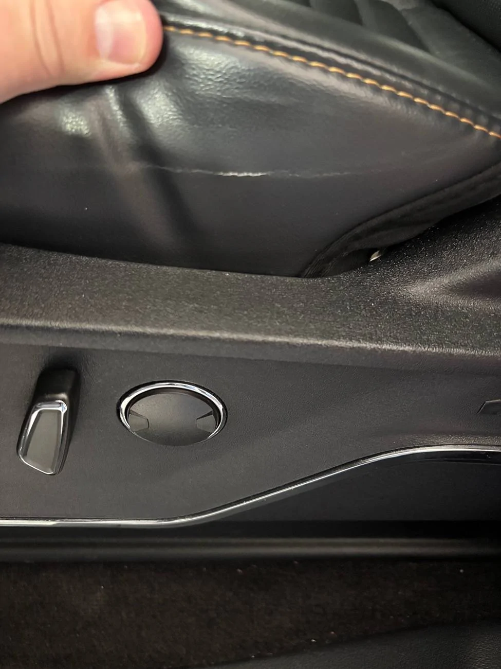 Ford F-150 2022 F150 Platinum - Seats Cracking IMG_0950