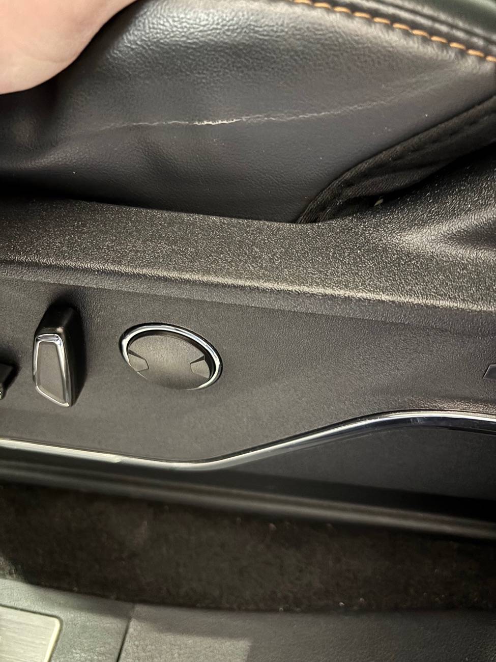 Ford F-150 2022 F150 Platinum - Seats Cracking IMG_0951