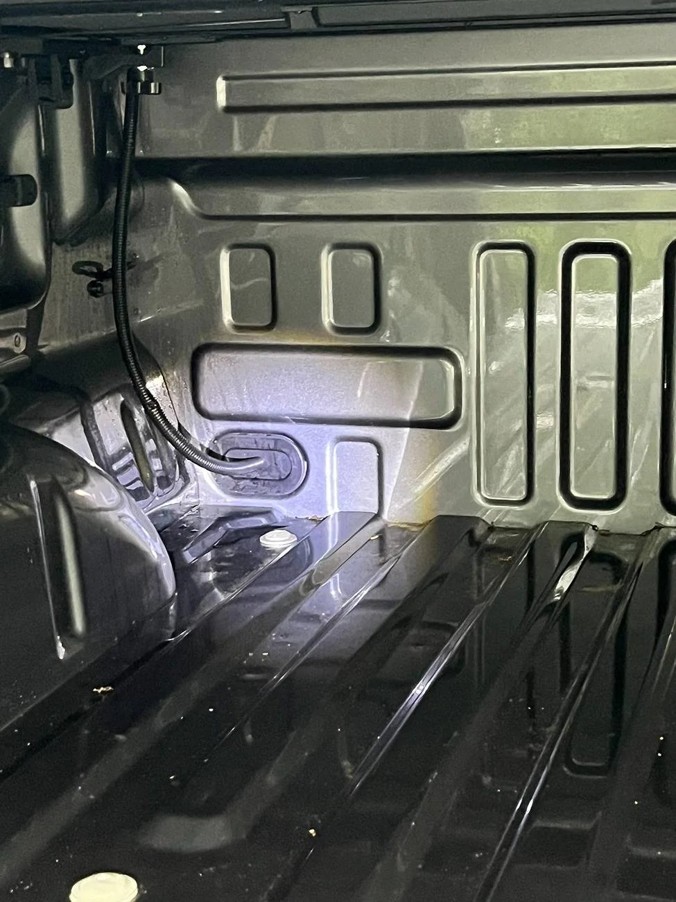 Ford F-150 Bakflip MX4 Tonneau Cover installed. No leaks IMG_1368