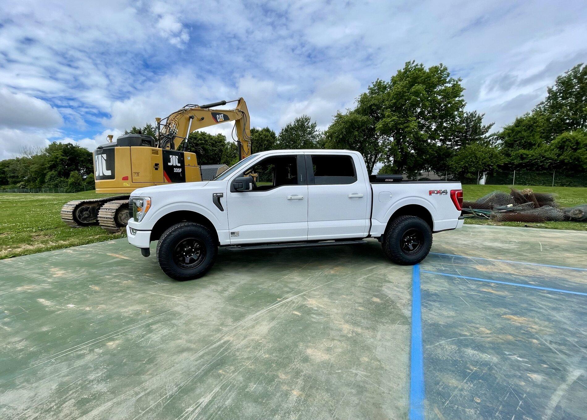 Ford F-150 2021 F-150 XLT White - Leveled Fox 2.0/Fuel 17x9/Toyo Open Country A/T III IMG_1574