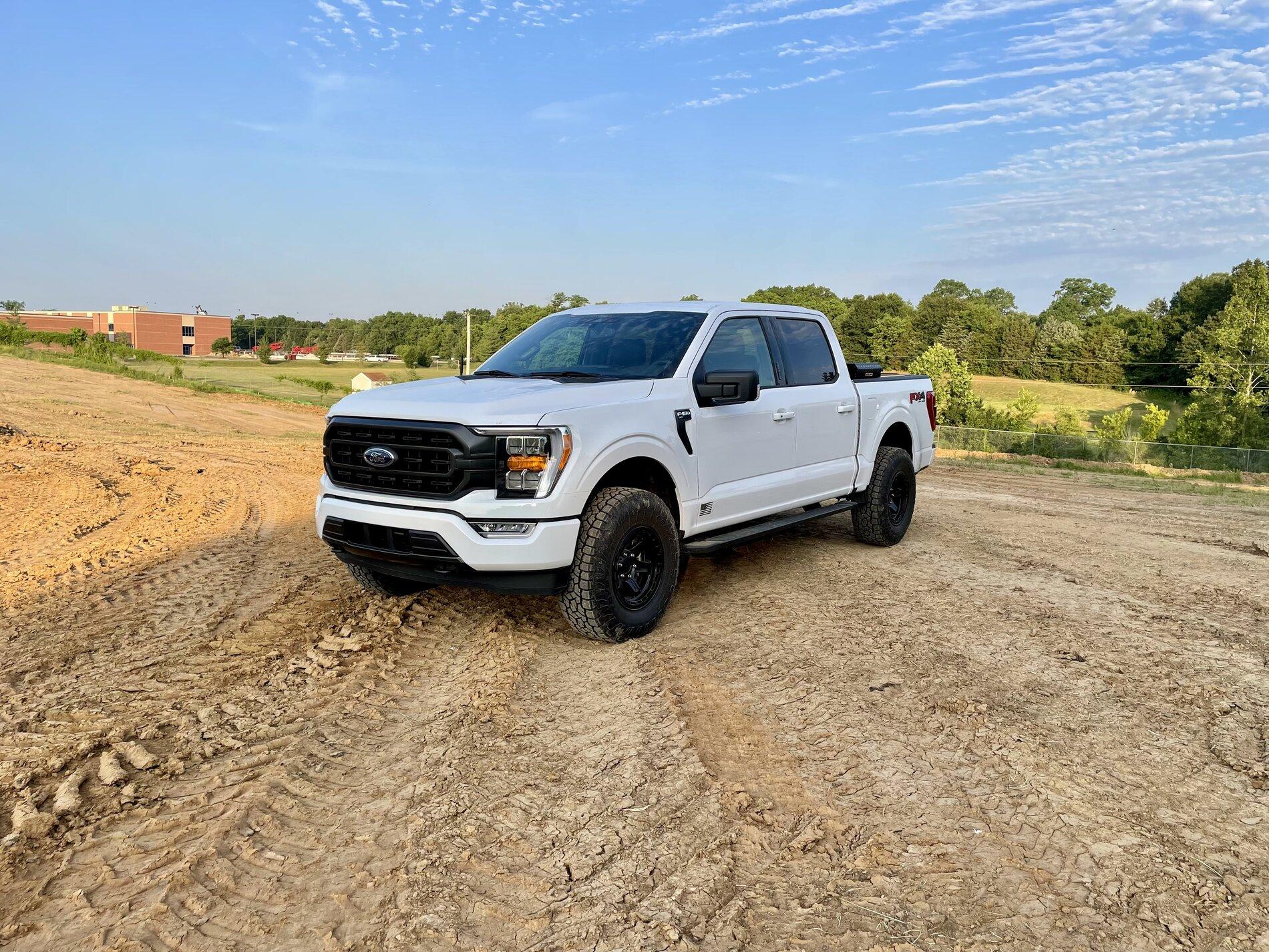 Ford F-150 2021 F-150 XLT White - Leveled Fox 2.0/Fuel 17x9/Toyo Open Country A/T III IMG_1718