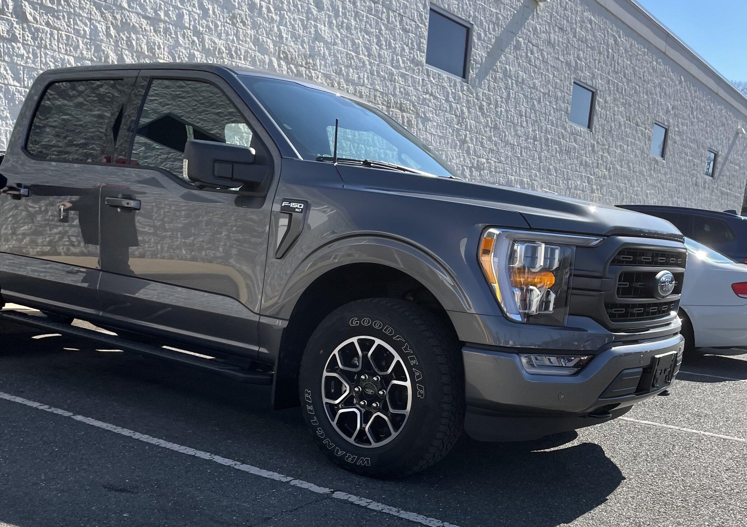 Ford F-150 Takeoff XLT grill with emblem $200 IMG_3894