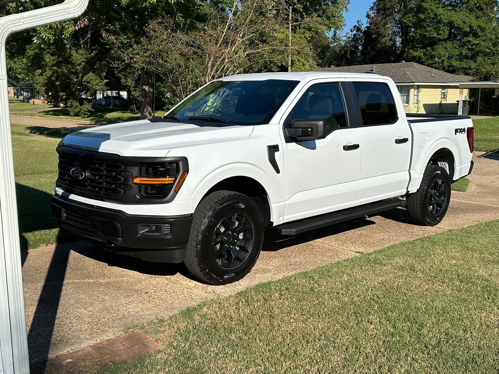 Ford F-150 2024 Oxford White STX IMG_7029