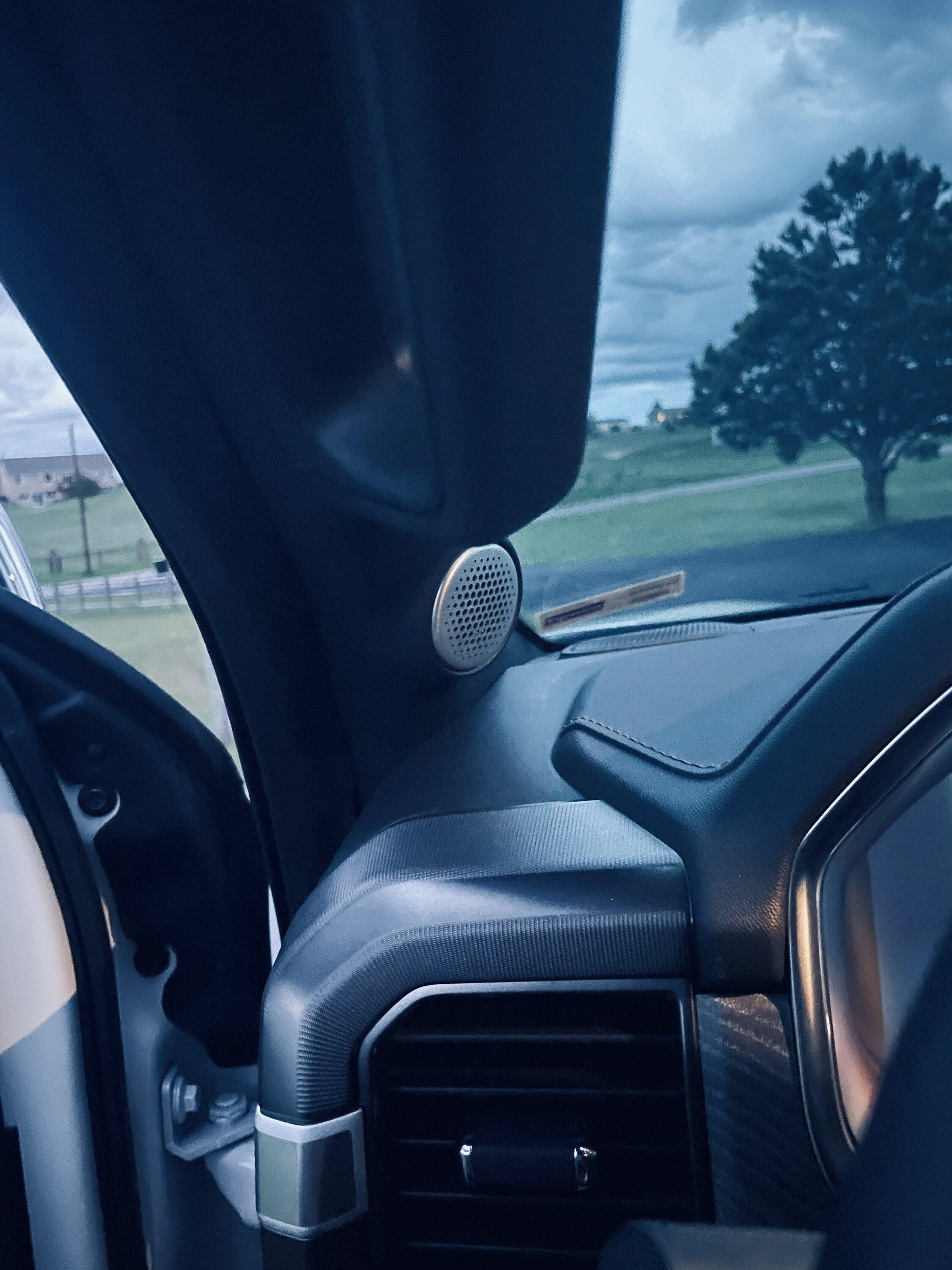 Ford F-150 18 Speakers/Head Rest?? IMG_8050